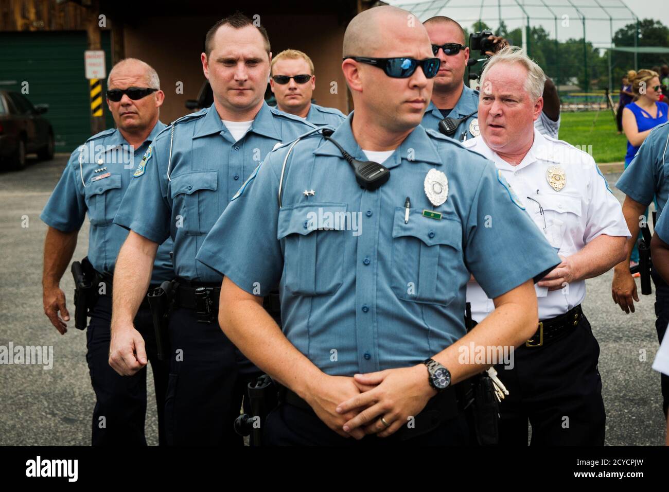 Ferguson Police Chief Thomas Jackson (R) walks away from a media availability regarding his office's handling of the release of information following the shooting of Michael Brown in Ferguson, Missouri August 15, 2014. Picture taken August 15, 2014. REUTERS/Lucas Jackson (UNITED STATES - Tags: CIVIL UNREST CRIME LAW POLITICS) Banque D'Images