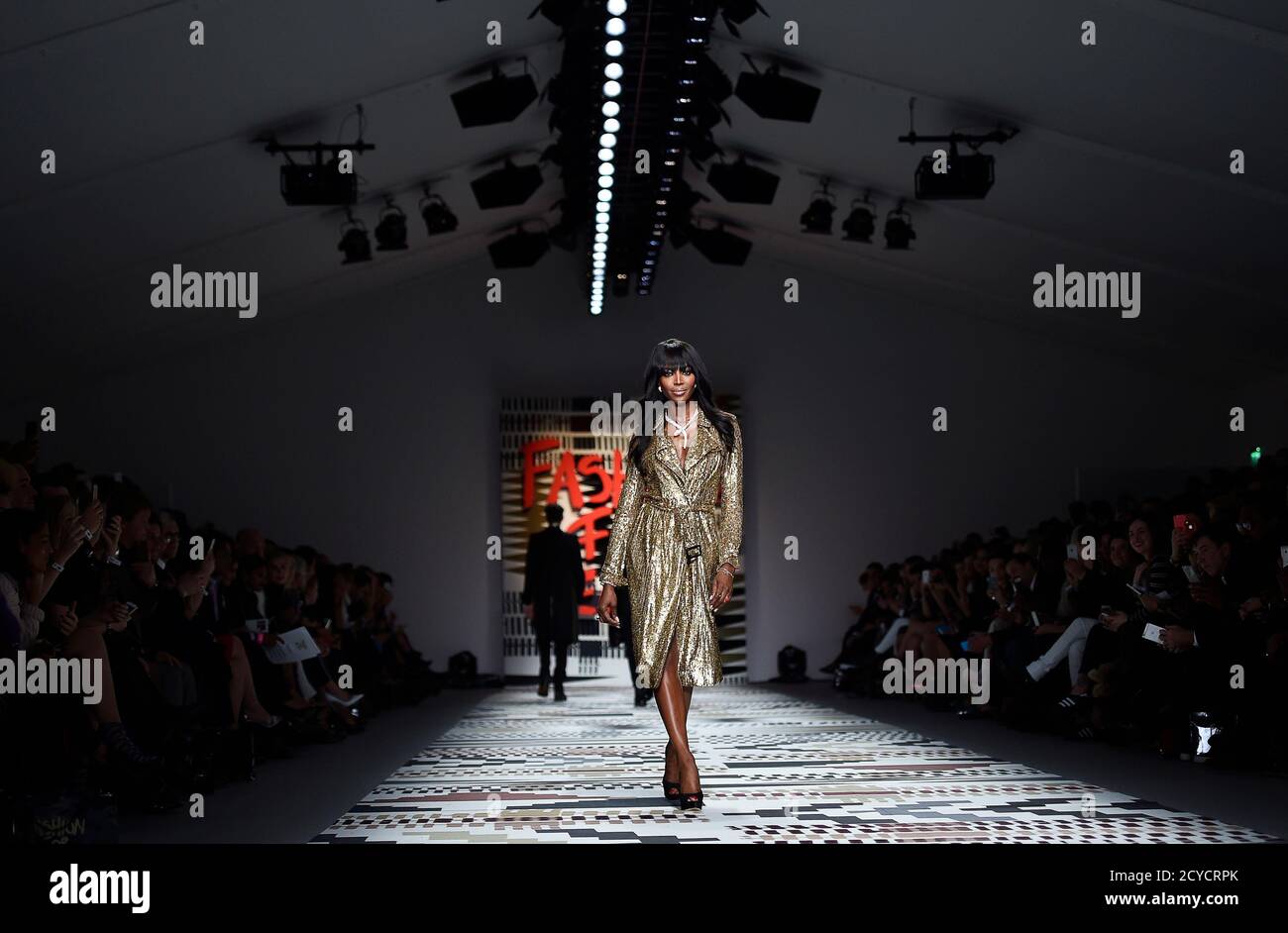 Naomi Campbell Catwalk Banque d'image et photos - Page 5 - Alamy