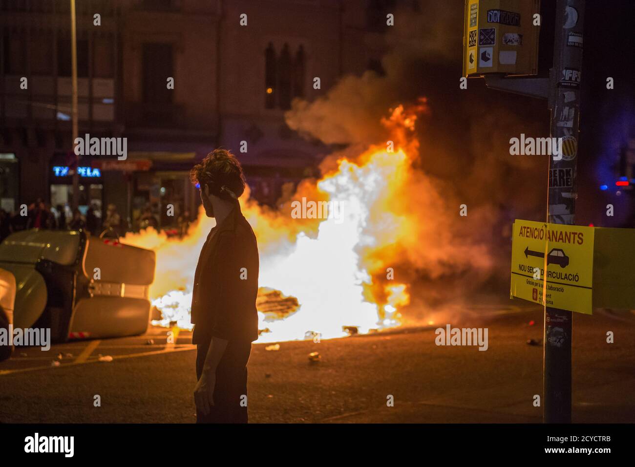 Barcelone, Espagne. 1er octobre 2020. Un homme regarde les récipients en feu. Le troisième anniversaire du 1er octobre 2017, date de la tenue d'un référendum sur l'indépendance pour la Catalogne, banni par le gouvernement espagnol et marqué par l'intervention violente de la police. Des manifestants pro-indépendance ont défilé dans les rues de Barcelone. Crédit : SOPA Images Limited/Alamy Live News Banque D'Images