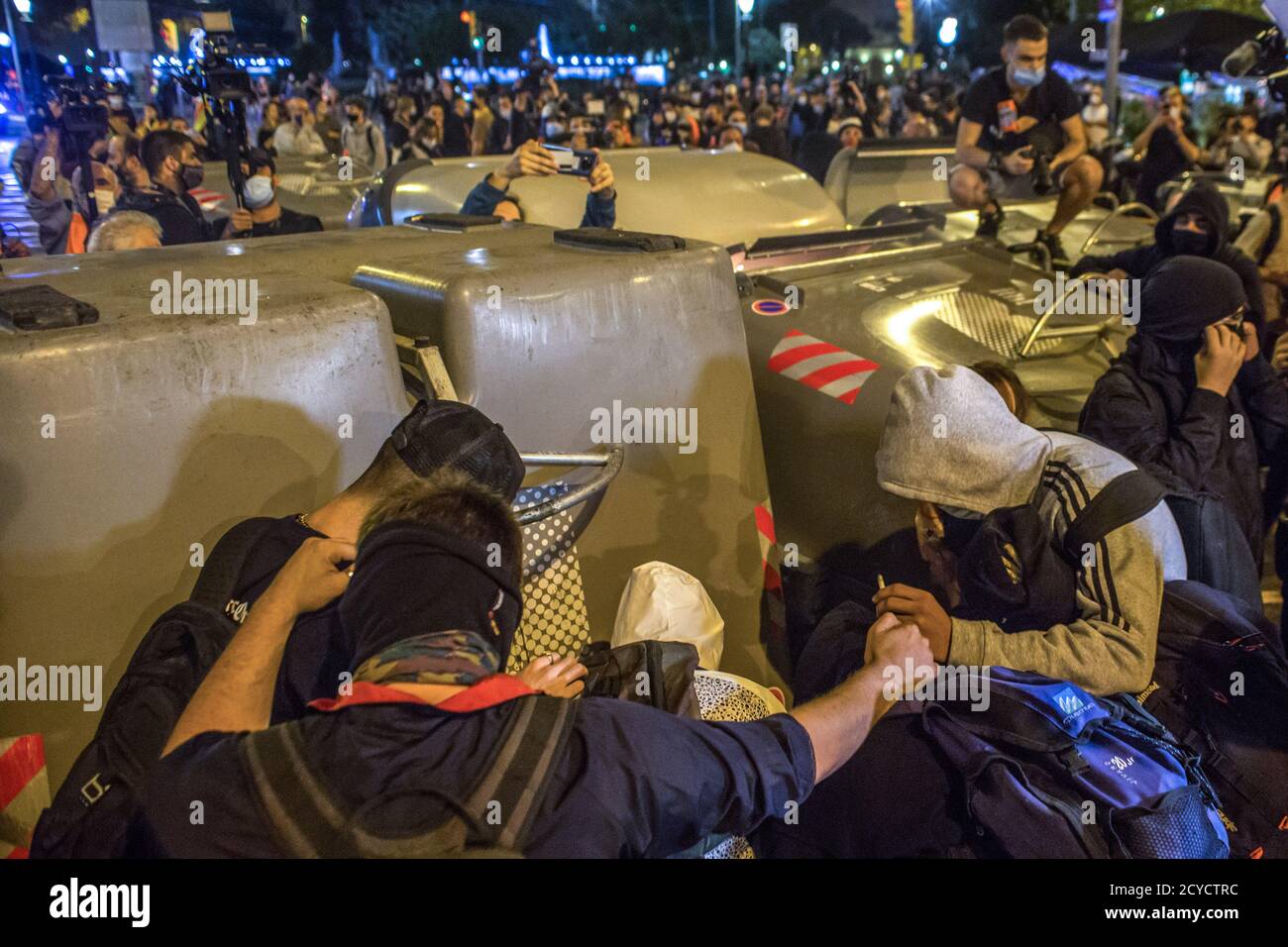 Barcelone, Espagne. 1er octobre 2020. Les manifestants ont installé des barricades avec des poubelles. Le troisième anniversaire du 1er octobre 2017, date de la tenue d'un référendum sur l'indépendance pour la Catalogne, banni par le gouvernement espagnol et marqué par l'intervention violente de la police. Des manifestants pro-indépendance ont défilé dans les rues de Barcelone. Crédit : SOPA Images Limited/Alamy Live News Banque D'Images