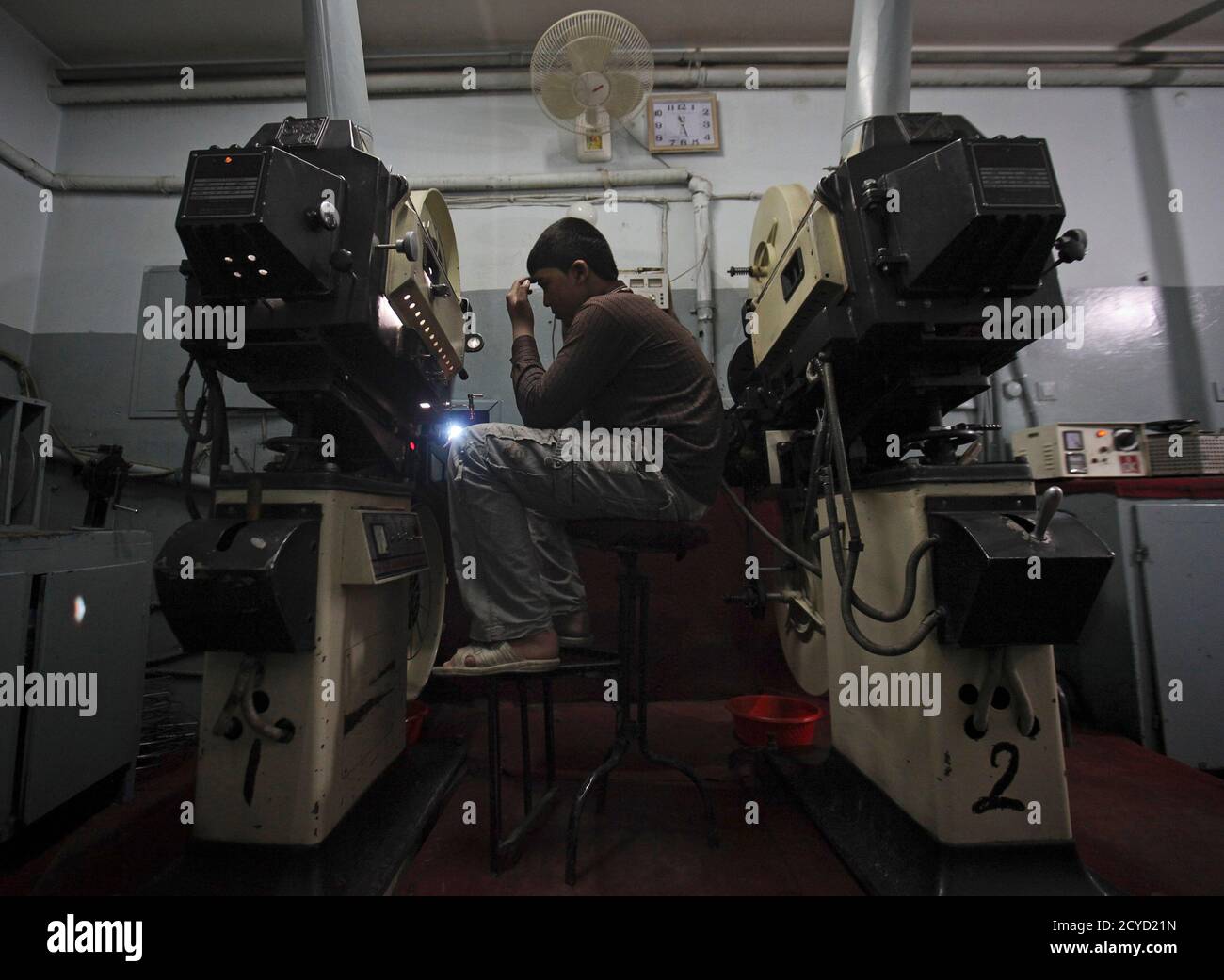 Ahmad Wali, un projectionniste de 15 ans, travaille dans la salle de projection du cinéma Pamir à Kaboul le 2 mai 2012. REUTERS/Danish Siddiqui (AFGHANISTAN - Tags: SOCIÉTÉ) Banque D'Images