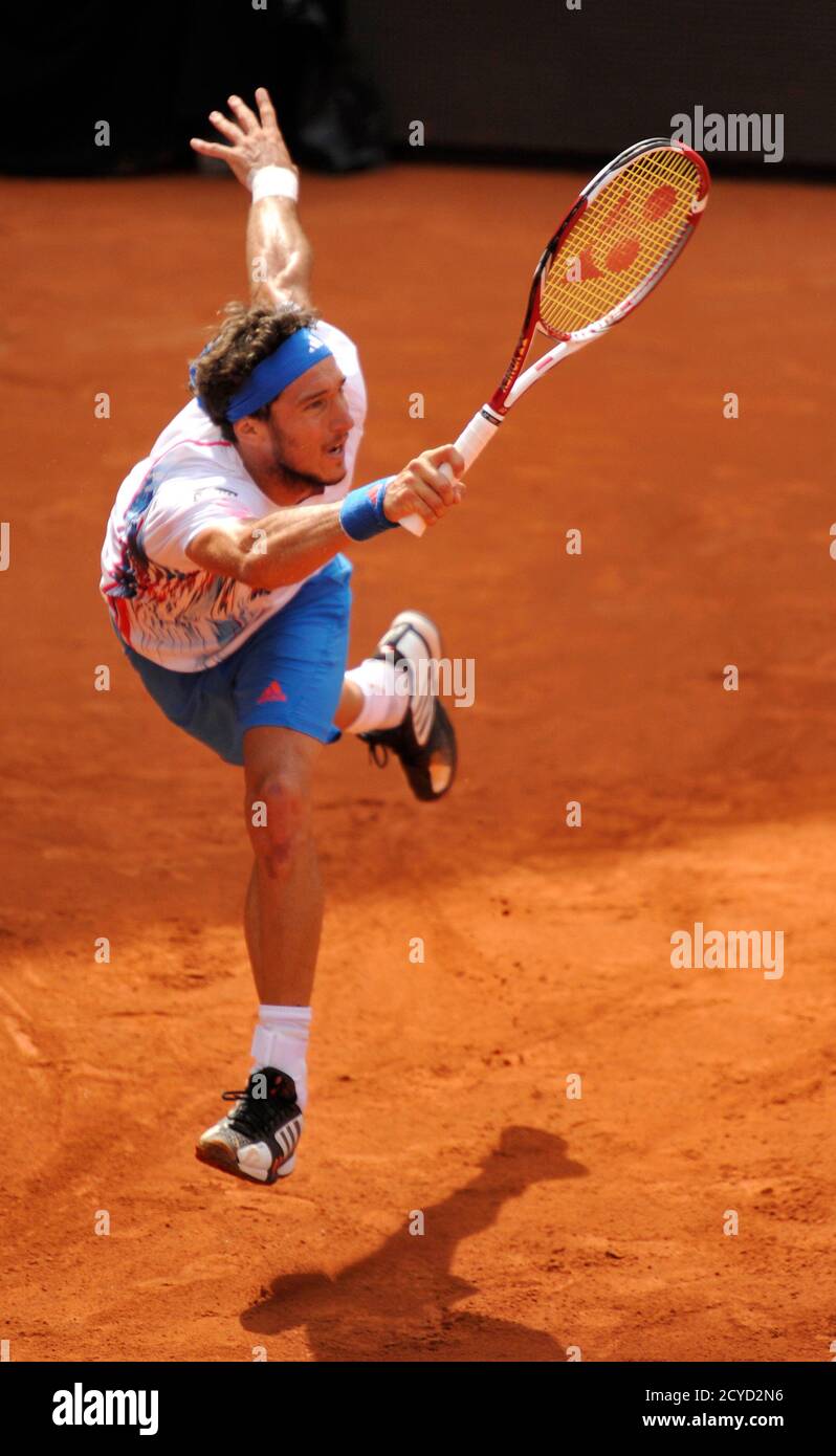 Juan Monaco d'Argentine saute pour le ballon lors de son dernier match  contre Tommy Haas d'Allemagne au tournoi de tennis allemand Open au stade  Rothenbaum à Hambourg le 22 juillet 2012. REUTERS/Morris