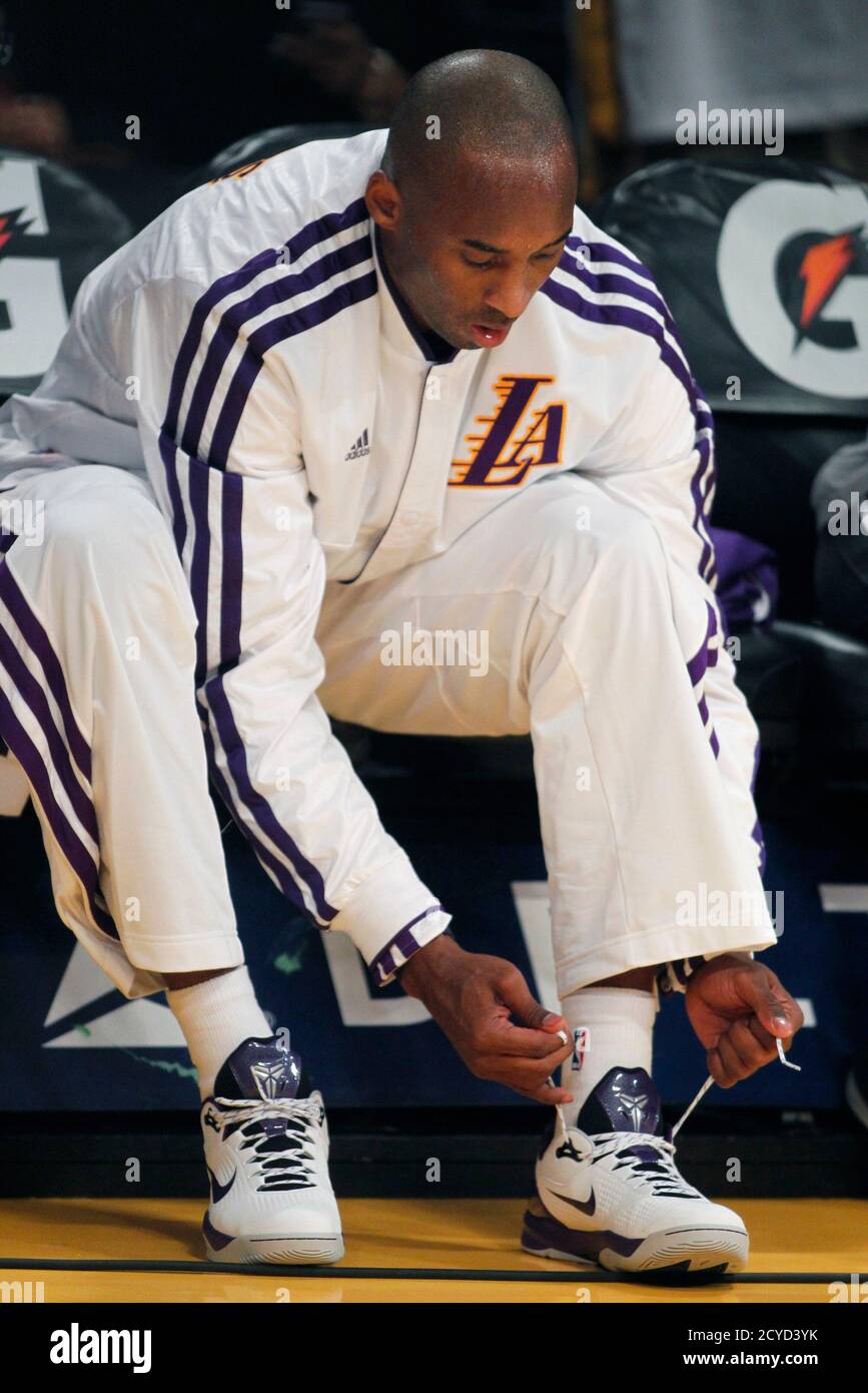 Kobe Bryant, le tigeur de Los Angeles Lakers, enfile ses chaussures alors  qu'il se prépare à jouer les Houston Rockets dans leur match de basketball  de la NBA à Los Angeles, en