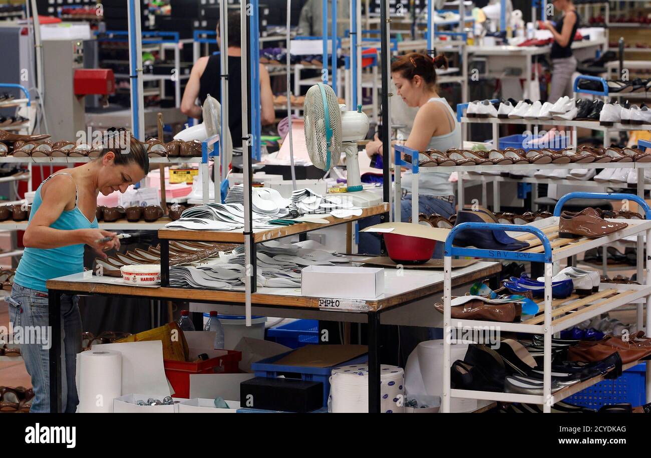 Les employés travaillent sur des ballerines 'Cendrillon' à l'atelier de  production de l'usine de Repetto à Saint-Medard d'Excideuil, dans le  sud-ouest de la France, le 11 juillet 2013. En 1947, Rose Repetto