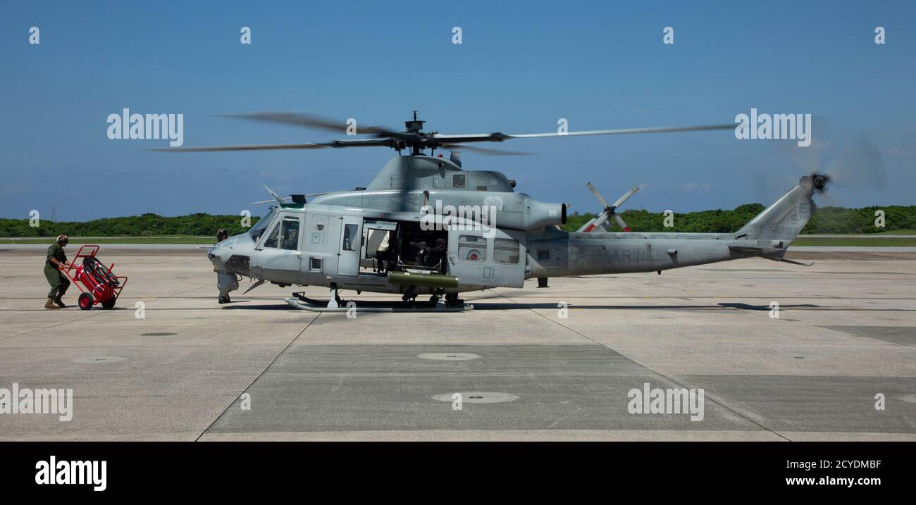 Un hélicoptère Venom du corps des Marines des États-Unis UH-1Y, avec le Marine Light Attack Helicopter Squadron (HMLA) 469, se prépare à prendre le décollage à la Marine corps Air Station Futenma, Okinawa, Japon, le 29 septembre 2020. HMLA-469 a mené un exercice de tir en direct à l'aide de missiles Air Intercept (missiles AIM-9 Sidewinder) afin d'améliorer la maîtrise du système d'armes. (É.-U. Photo du corps marin par Cpl. Ethan M. LeBlanc) Banque D'Images