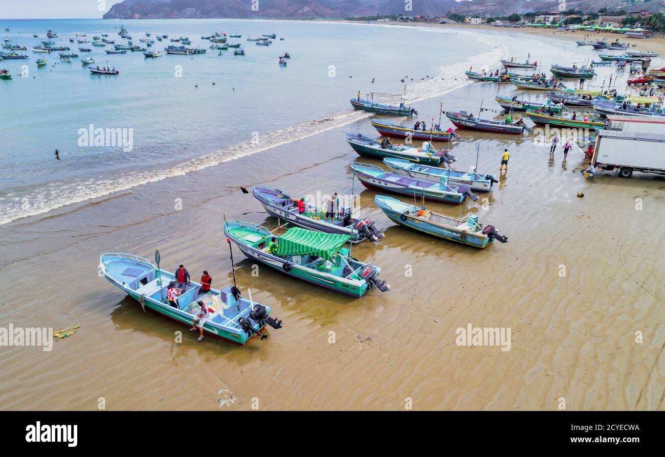 Puerto Lopez, ÉQUATEUR - 12 septembre 2018 - drone vue aérienne de la plage avec des bateaux de pêche sur le sable à la fin de la journée de travail Banque D'Images