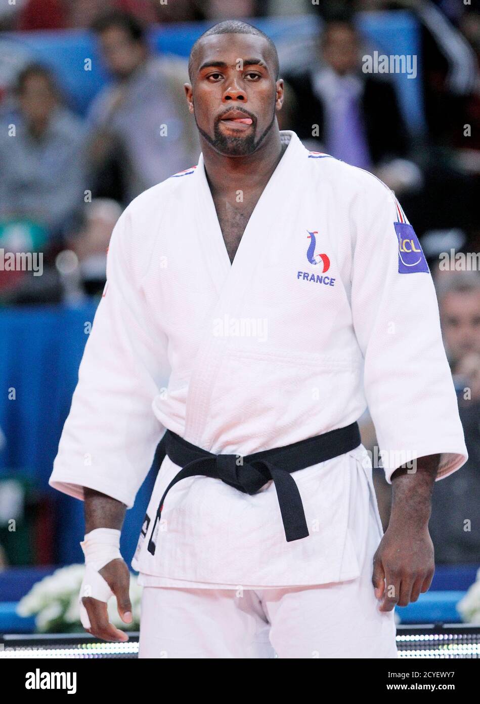 Teddy Riner de France réagit avant son combat d'élimination de plus de 100  kg contre Daniel Hernandes du Brésil aux Championnats du monde de judo à  Paris le 27 août 2011. REUTERS/Yves