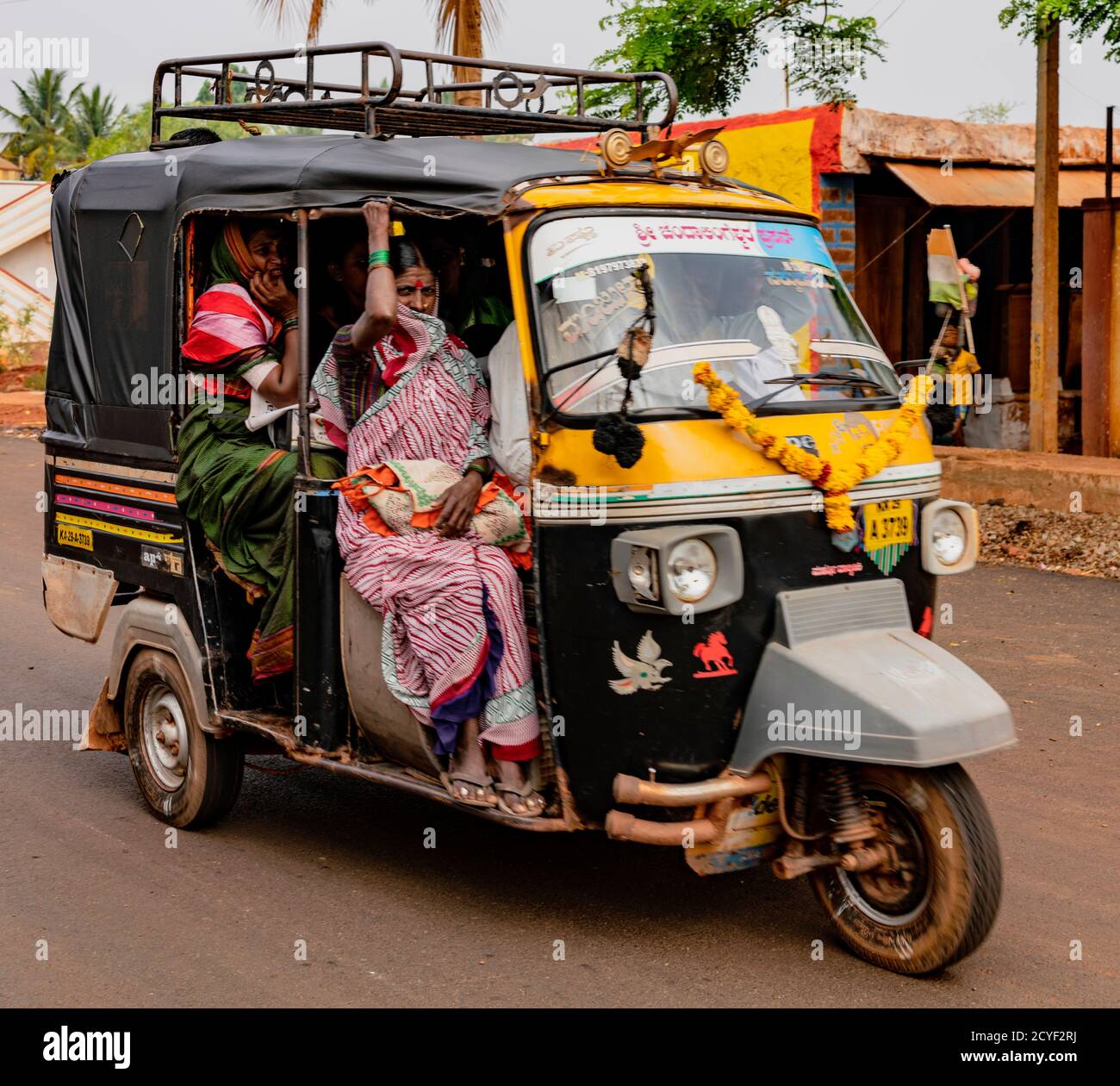 BADAMI, l'Inde, MAR 18, 2018 : tuk tuk est surchargé de personnes Banque D'Images