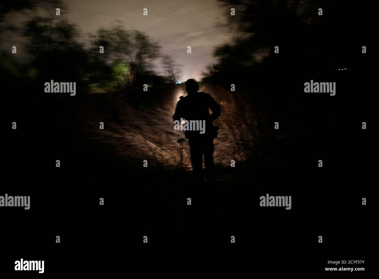 A U S Border Patrol Agent From The Rio Grande Valley Sector Searches For A Group Of Illegal Immigrants Who Crossed The Rio Grande River In Mission Texas March 28 13 Brooks County