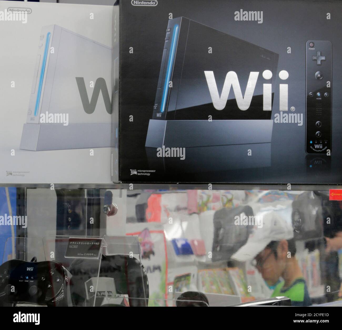 Les consoles de jeux Wii de Nintendo Co sont exposées dans un magasin  Yamada Denki Electronics à Tokyo le 4 juin 2012. La Nintendo japonaise,  leader mondial de la console de jeux,