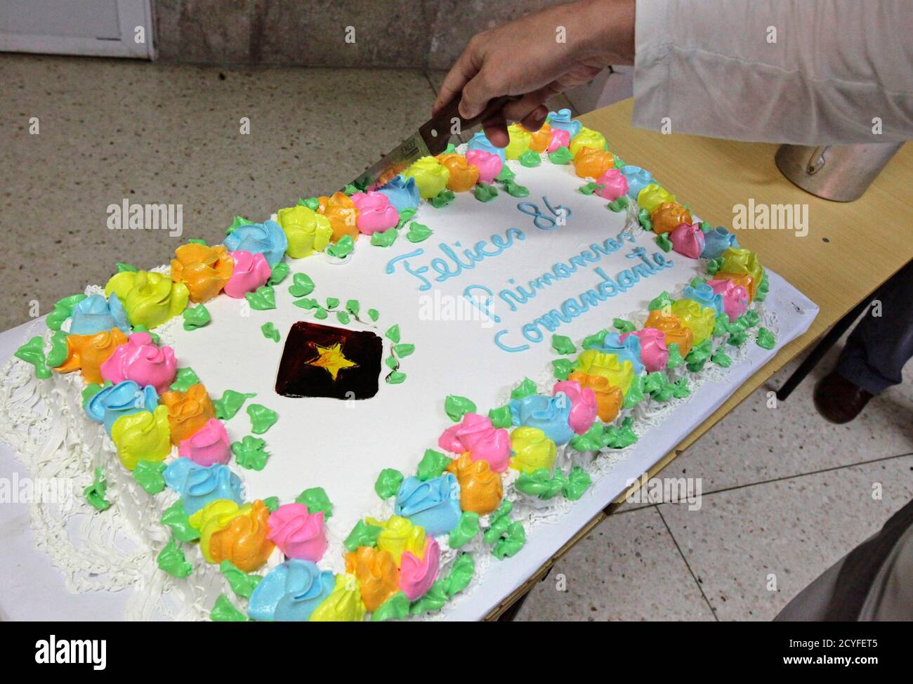 Une Infirmiere En Oncologie Prepare Un Gateau D Anniversaire En L Honneur De L Ancien Dirigeant Cubain Fidel Castro A L Hopital Fajardo De La Havane Le 13 Aout 12 L Icone Revolutionnaire Fidel Castro A 86