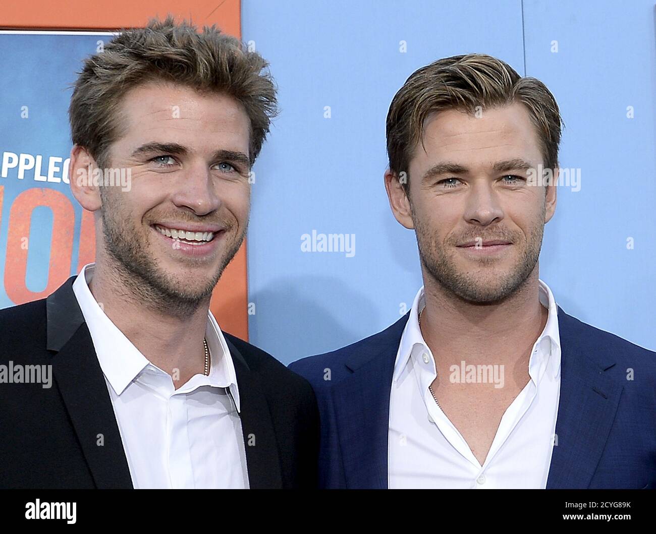 Chris Hemsworth Frere Chris Hemsworth (R), membre du casting, pose avec son frère et ami Liam  Hemsworth lors de la première du film « vacances » au Regency Village  Theatre, dans la section Westwood de