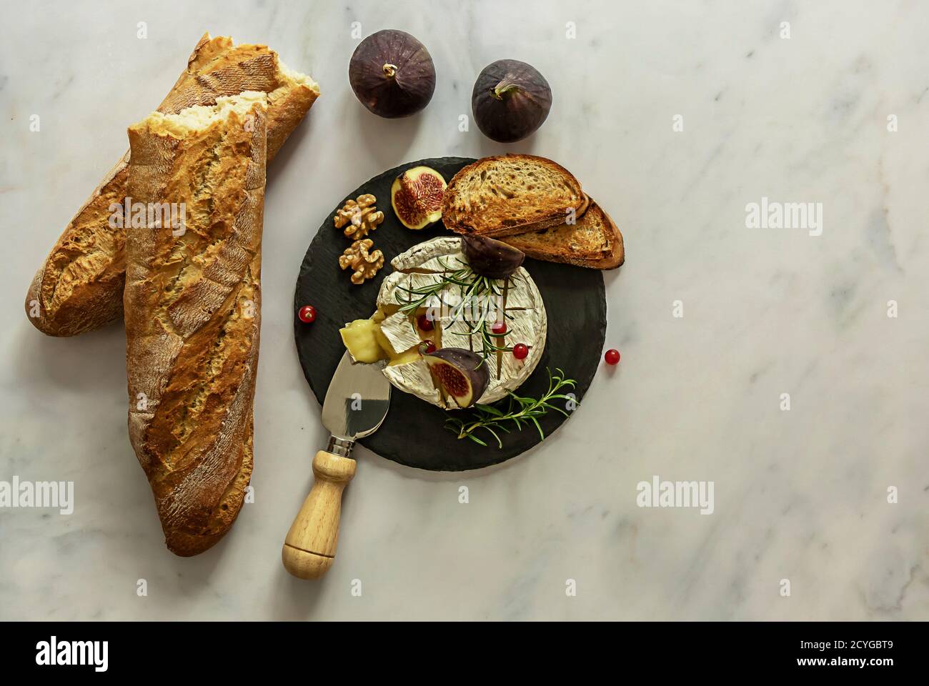 Camembert cuit au four avec du miel, des figues et du pain frais Banque D'Images