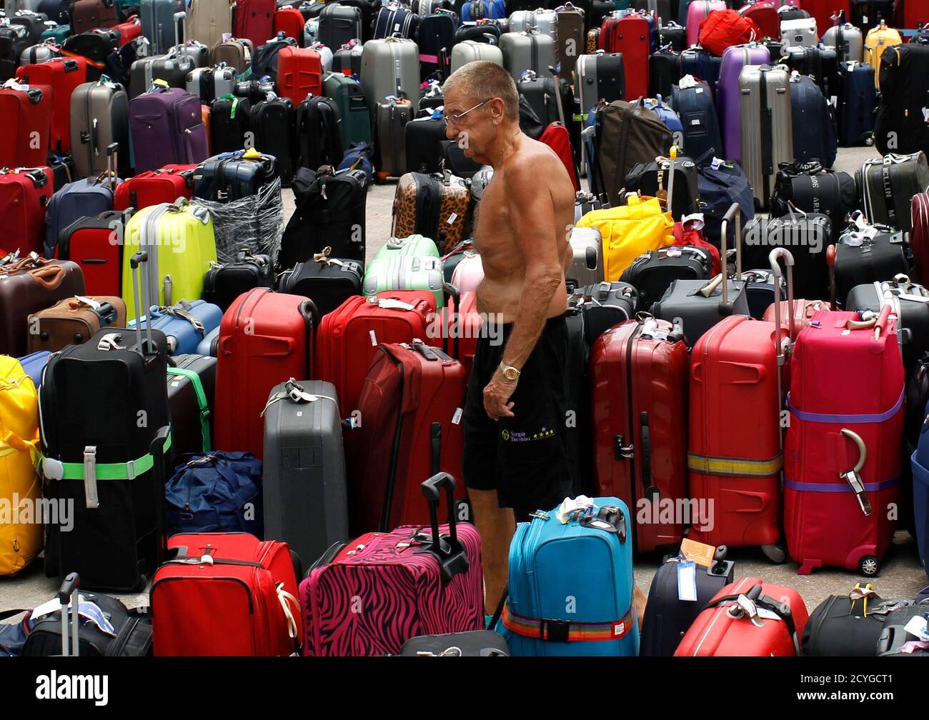 Un passager cherche ses bagages après s'être pris à bord du bateau de  croisière Costa Allegra au port de Mahé, dans l'île des Seychelles, le 1er  mars 2012. La ligne de croisière