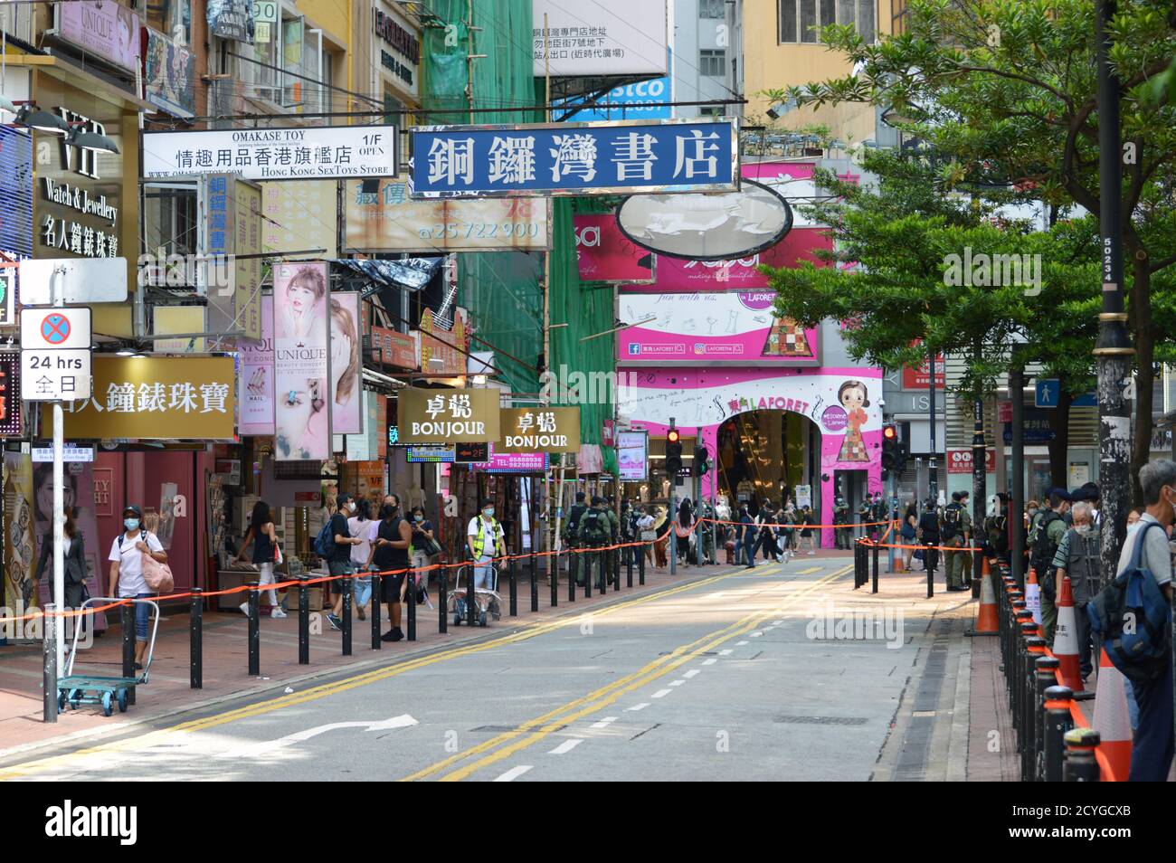 Le chemin Lockhart dans le quartier commerçant de Causeway Bay est fermé par la police de Hong Kong le jour national, le 1er octobre 2020 Banque D'Images