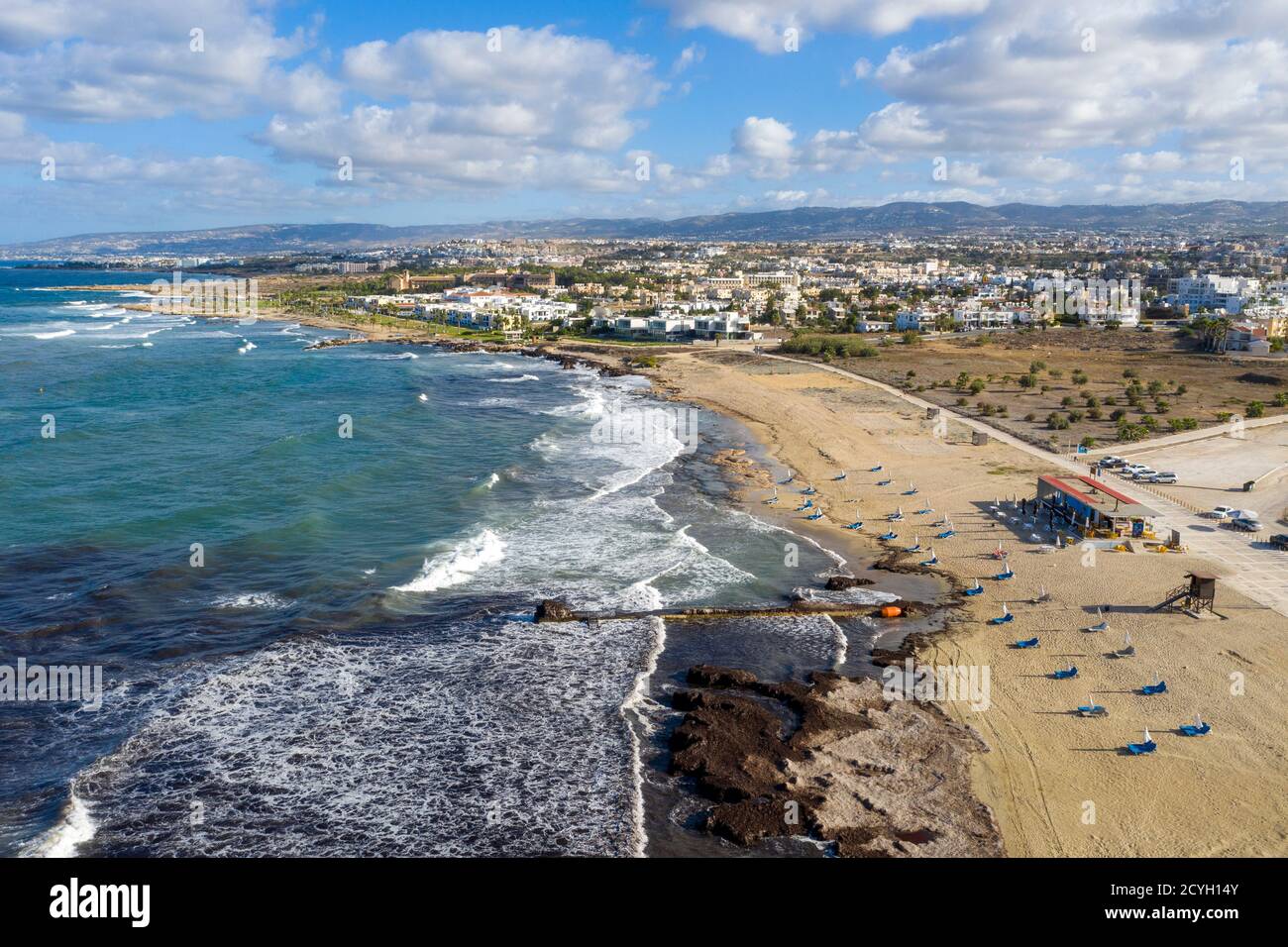 Vue aérienne de la plage municipale de Paphos, Chypre. Banque D'Images