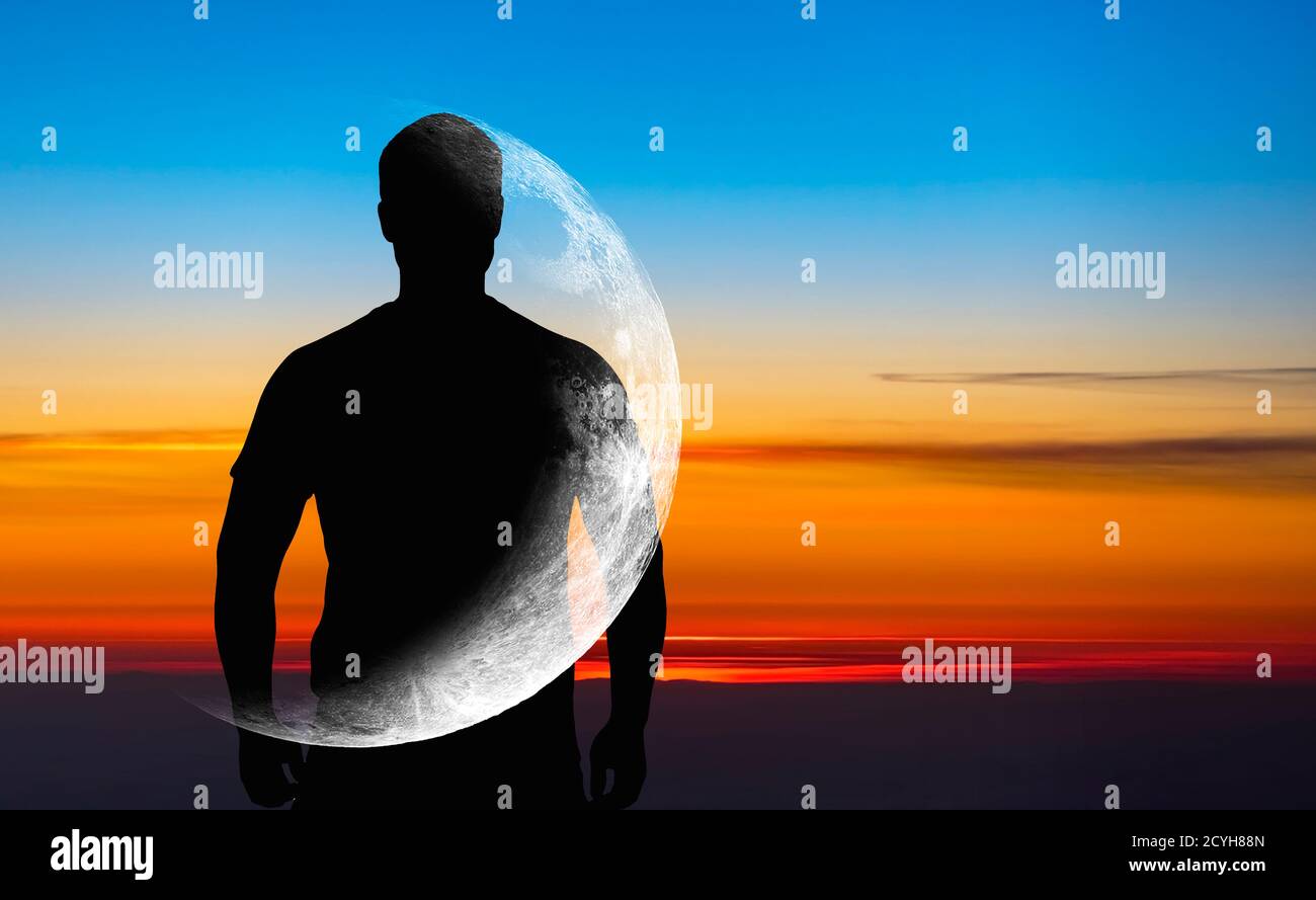 Silhouette d'homme avec croissant transparent ou lune sur le corps dans le ciel bleu du front au coucher du soleil, image conceptuelle sur l'espace, l'astronomie et l'astrologie Banque D'Images