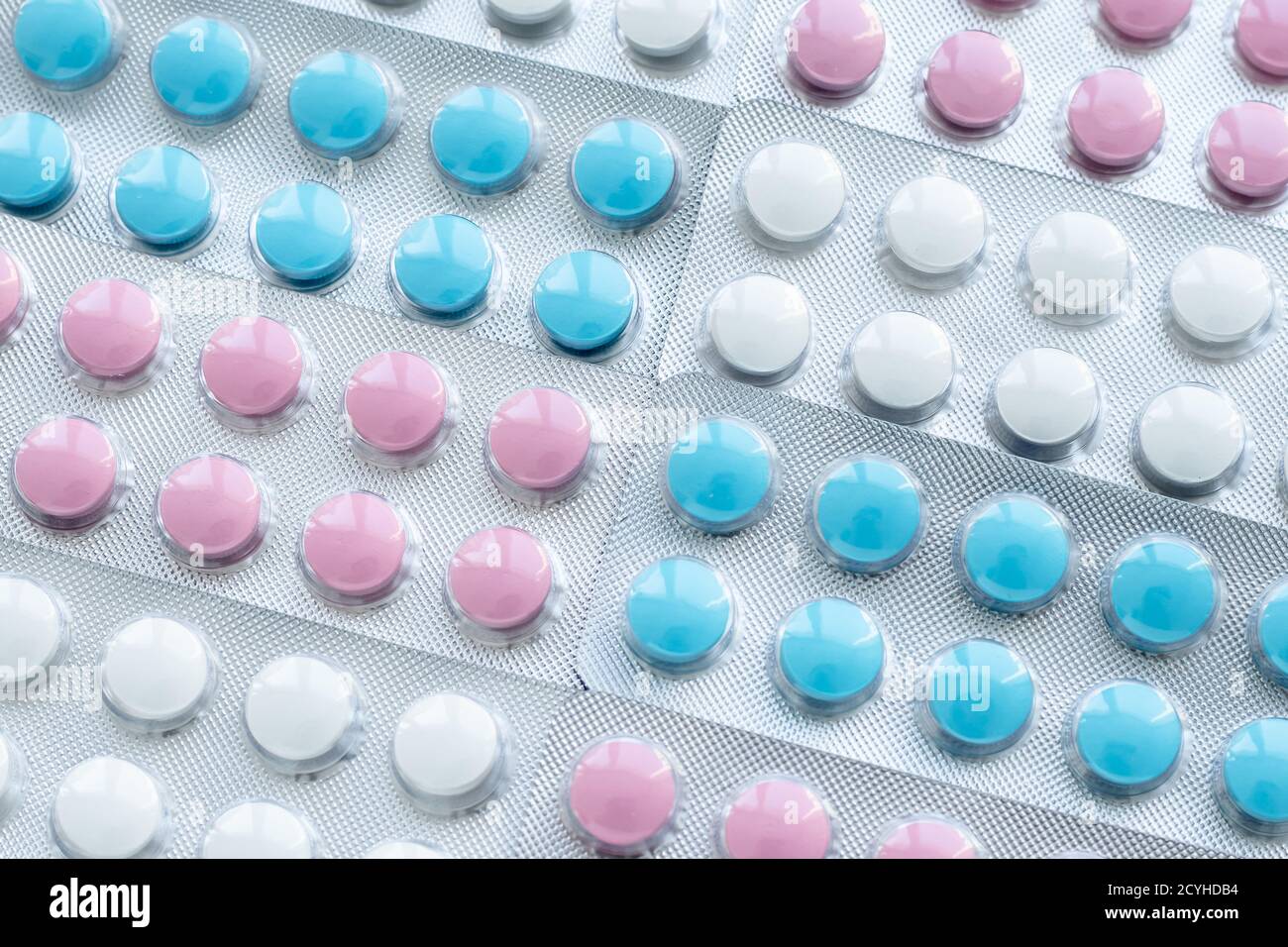 Texture abstraite des cloques de pilules rondes multicolores. Concept de traitement de diverses maladies. Médicaments de fond, échantillon d'antibiotiques Banque D'Images