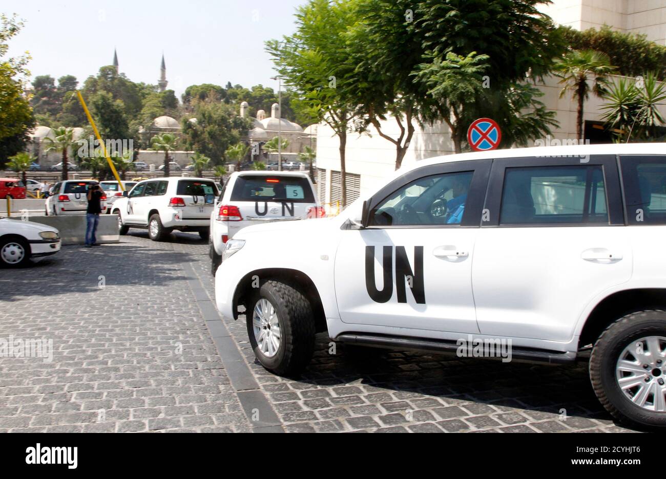 Des véhicules des Nations Unies (ONU) transportent une équipe d'experts en  armes chimiques des Nations Unies sur les lieux d'une attaque au gaz  toxique à l'extérieur de la capitale syrienne la semaine