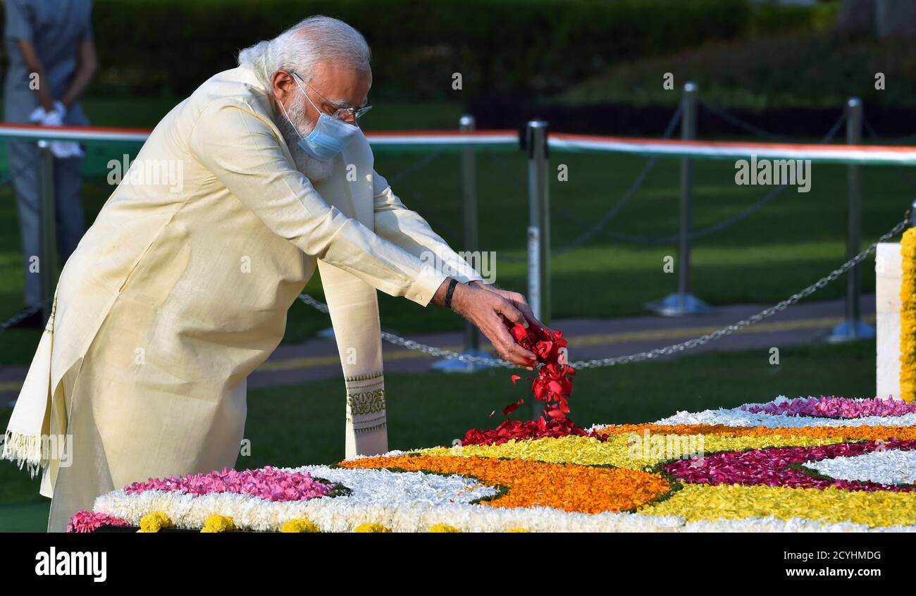 New Delhi, Inde. 2 octobre 2020. Le Premier ministre indien Narendra Modi rend un hommage floral au Mahatma Gandhi à l'occasion de son 151e anniversaire de naissance à Rajghat, le mémorial dédié au Mahatma Gandhi. Credit: PRASOU/Alamy Live News Banque D'Images