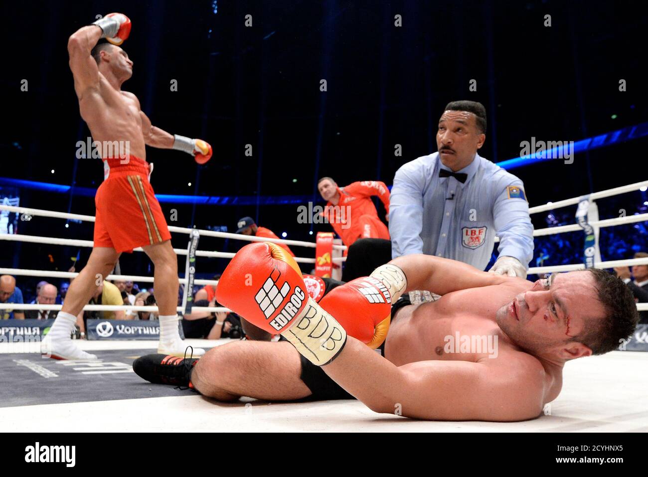 Tigge Sætte royalty Challenger Bulgarian heavyweight boxer Kubrat Pulev (R) lies in the ring  after being knocked down by Ukrainian WBA, WBO, IBO and IBF heavyweight  boxing world champion Vladimir Klitschko (L), who celebrates with