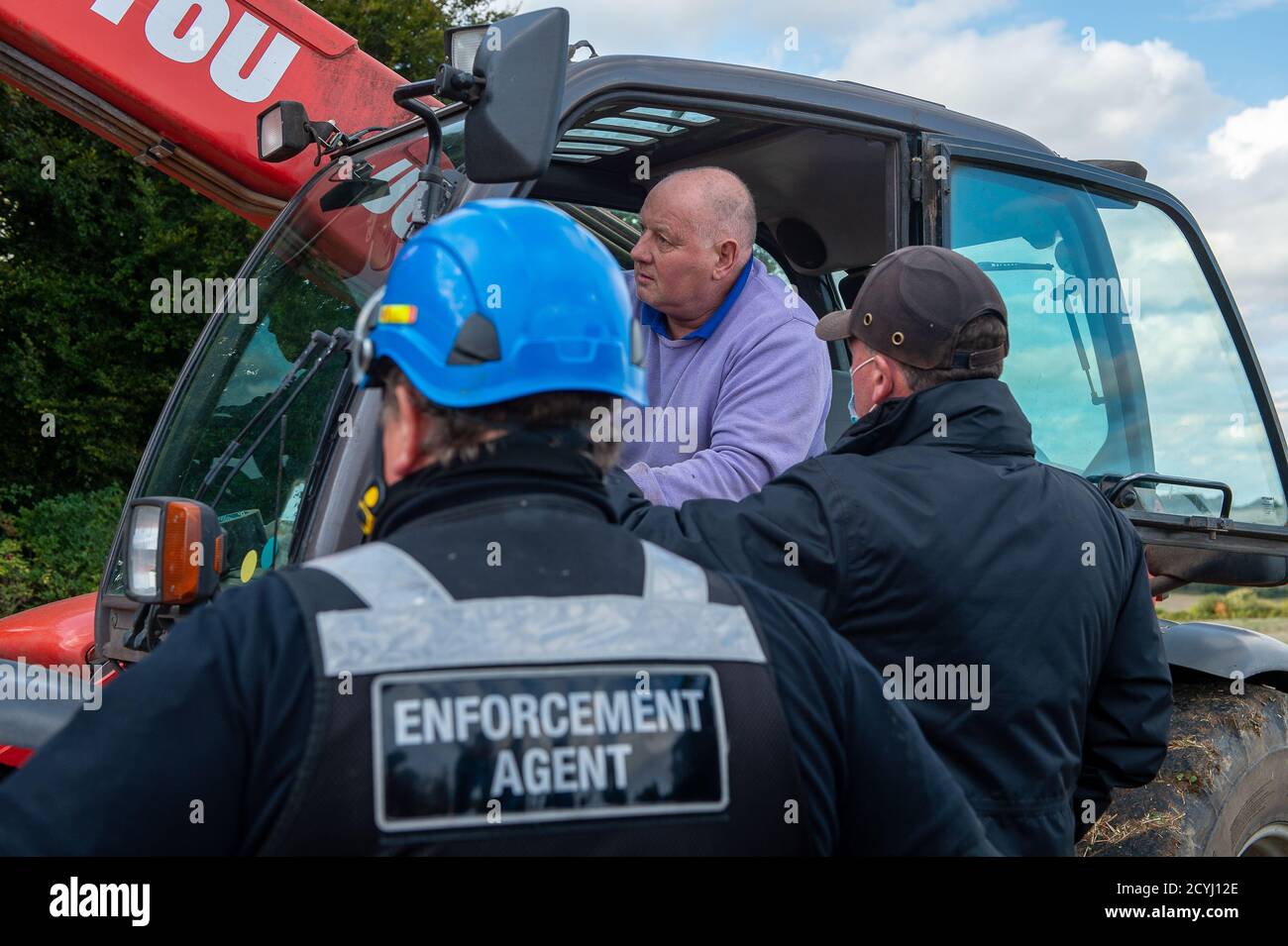 Wendover, Royaume-Uni. 1er octobre 2020. Un agriculteur arrive et demande à HS2 et aux agents de l'équipe nationale d'expulsion de lui montrer la carte de la zone de sa ferme sur le point d'être reprise et clôturée par HS2. Il soulève également des préoccupations au sujet du bien-être des blaireaux vivant dans la forêt. Le projet sur budget et controversé HS2 High Speed Rail de Londres à Birmingham met 108 anciennes terres boisées, 693 sites fauniques et 33 SSSI à risque de dommages ou de destruction. Crédit : Maureen McLean/Alay Banque D'Images