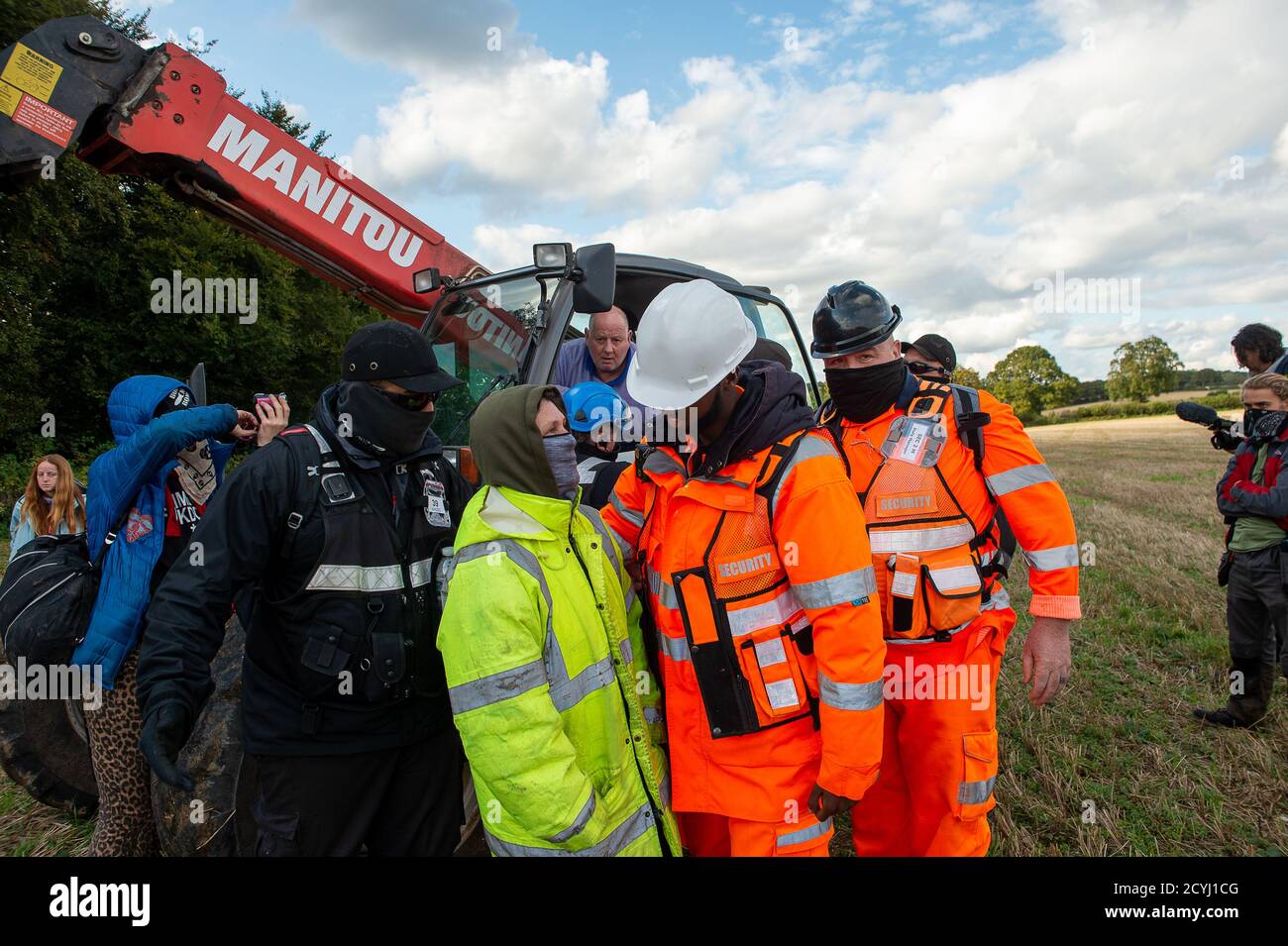 Wendover, Royaume-Uni. 1er octobre 2020. Un agriculteur arrive et demande à HS2 et aux agents de l'équipe nationale d'expulsion de lui montrer la carte de la zone de sa ferme sur le point d'être reprise et clôturée par HS2. Il soulève également des préoccupations au sujet du bien-être des blaireaux vivant dans la forêt. Le projet sur budget et controversé HS2 High Speed Rail de Londres à Birmingham met 108 anciennes terres boisées, 693 sites fauniques et 33 SSSI à risque de dommages ou de destruction. Crédit : Maureen McLean/Alay Banque D'Images