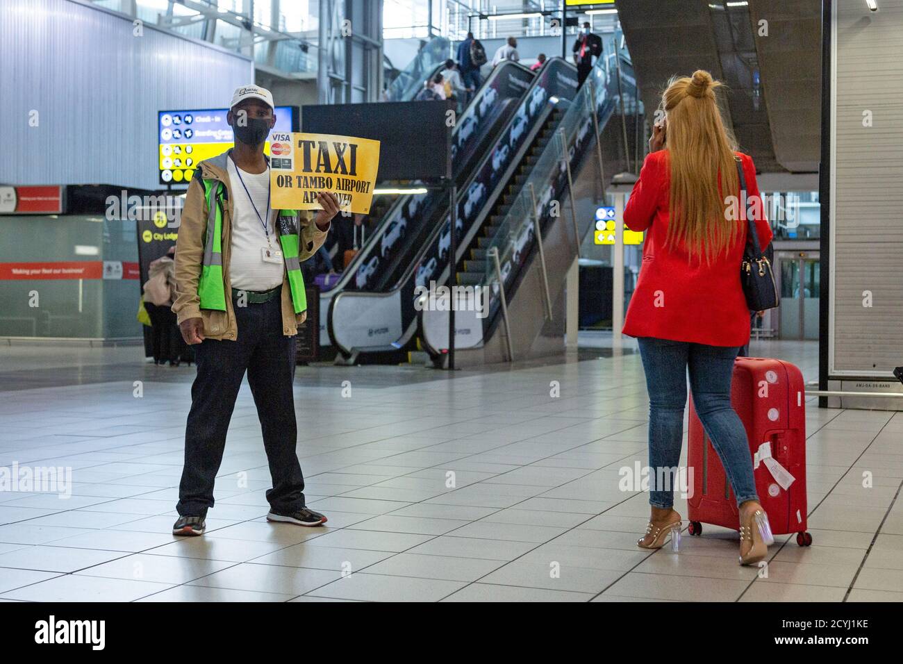 Johannesburg, Afrique du Sud. 1er octobre 2020. Un chauffeur de taxi portant un masque facial attend les passagers à L'AÉROPORT INTERNATIONAL DE TAMBO à Johannesburg, Afrique du Sud, le 1er octobre 2020. L'Afrique du Sud a commencé à autoriser les entreprises, les investisseurs et les experts qualifiés dans le pays à partir du 1er octobre. Le ministre des relations et de la coopération internationales, Naledi Pandor, a déclaré que ceux qui veulent voyager en provenance de pays à haut risque ne seront pas autorisés à entrer dans le pays. Toutefois, les voyageurs d'affaires de ces pays seront autorisés. Credit: Yeshiel/Xinhua/Alay Live News Banque D'Images