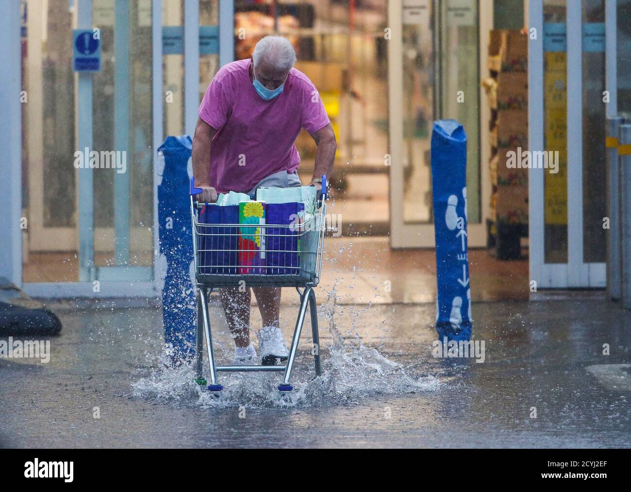 New Forest, Hampshire. 2 octobre 2020. Météo britannique. Les acheteurs affrontent des pluies torrentielles et des inondations alors que le magasin Leave a Tesco dans la New Forest, alors que la tempête Alex frappe le Hampshire. Banque D'Images