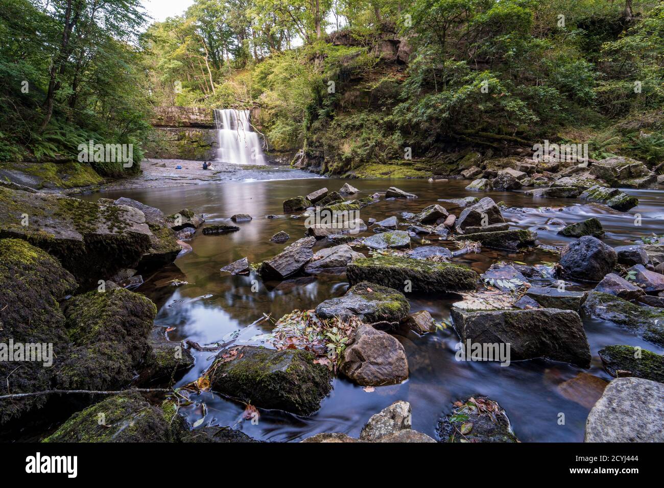 Sgwd Clun-Gwyn Waterfall dans le pays de la chute d'eau dans le parc national de Brecon Beacons et Fforest Fawr Geopark, la vallée de Neath. Pays de Galles du Sud, Royaume-Uni Banque D'Images