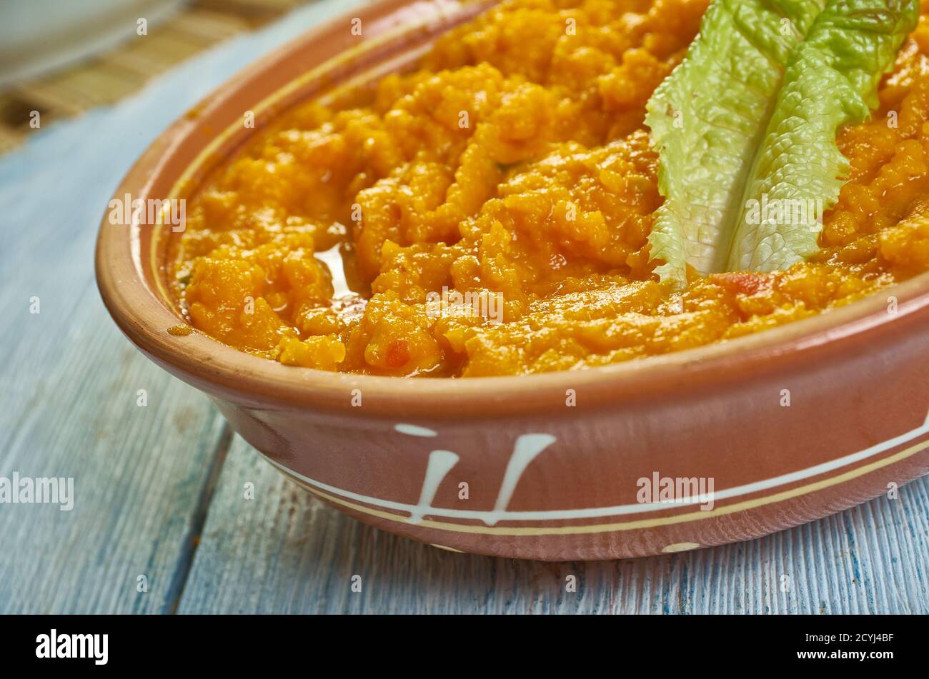 Supu ya malenge, cuisine kenyane, citrouille coupée en morceaux, carottes, pommes de terre, bouillon, gingembre, ail, oignons et huile. Banque D'Images