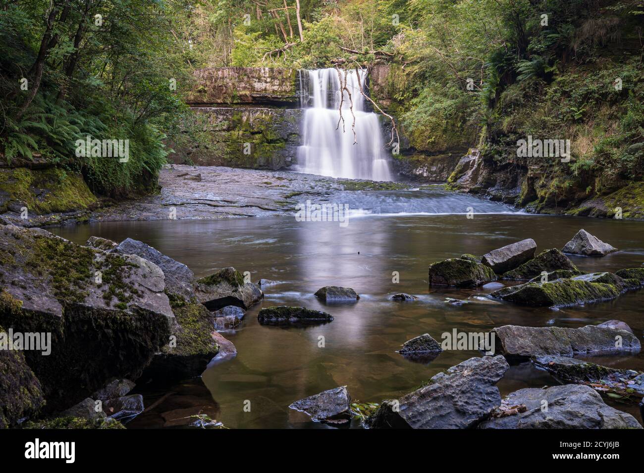 Sgwd Clun-Gwyn Waterfall dans le pays de la chute d'eau dans le parc national de Brecon Beacons et Fforest Fawr Geopark, la vallée de Neath. Pays de Galles du Sud, Royaume-Uni Banque D'Images