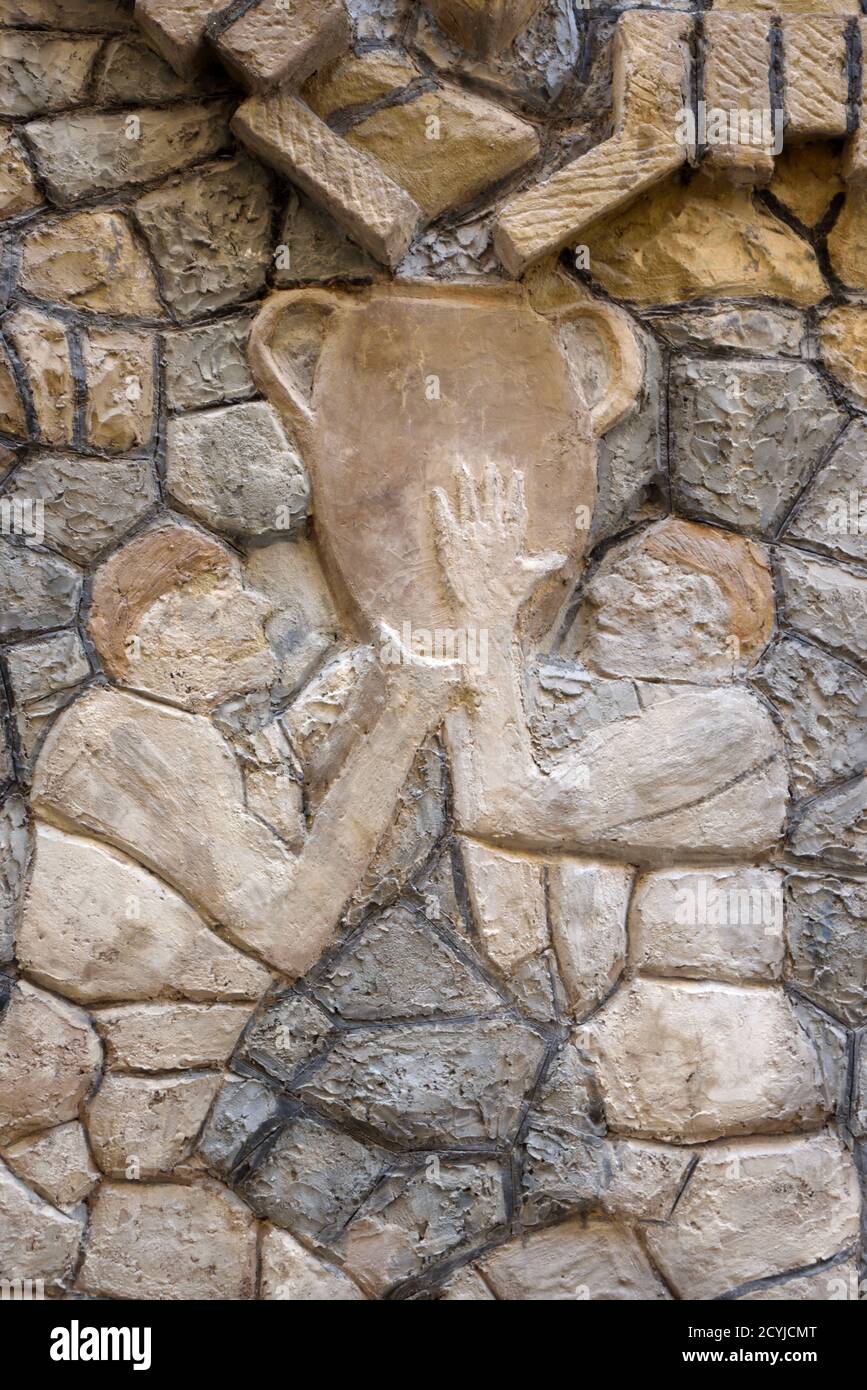 Folk Art Sculpture (c1970) de deux hommes qui collectent de l'eau de pluie Vase d'eau du système de gouttière de toit sur la façade de François Barra Maison Annot Provence Banque D'Images