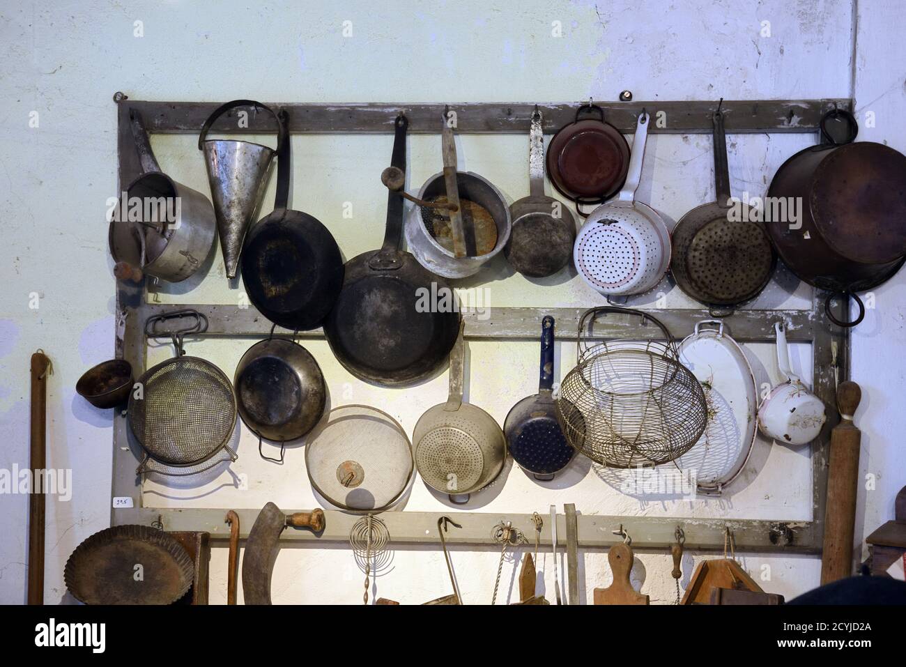 Exposition dans la vieille cuisine de pots anciens ou anciens & Récipients suspendus au mur Banque D'Images