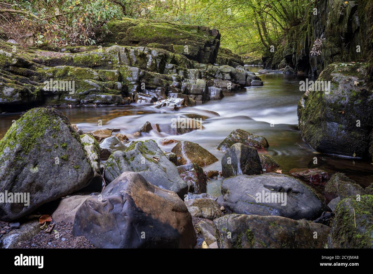 Waterfall Country dans le parc national de Brecon Beacons et Forest Fawr Geopark, la vallée de Neath. Pays de Galles du Sud, Royaume-Uni. Cascade à exposition longue Banque D'Images