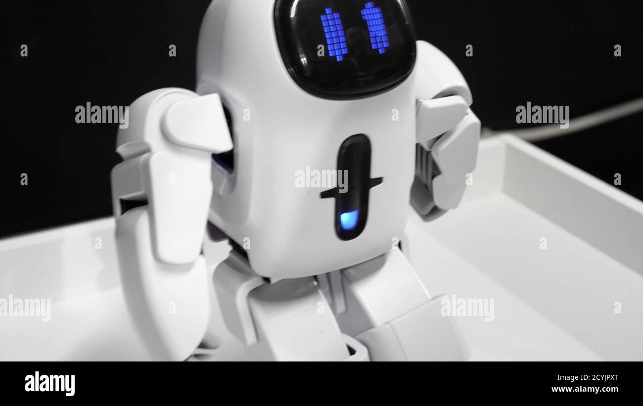 Un petit robot qui marche en avant Photo Stock - Alamy