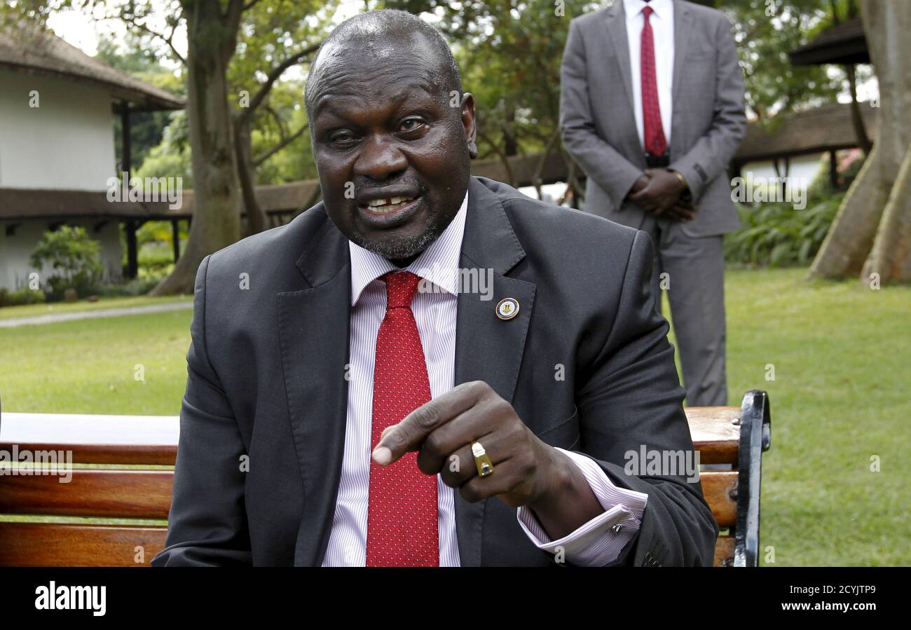 Le chef rebelle du Soudan du Sud, Riek Machar, parle lors d'une interview avec Reuters à Nairobi, la capitale du Kenya, le 8 juillet 2015. Machar a averti mercredi de la reprise des combats, disant que le nouveau mandat de trois ans du président Salva Kiir était illégal et que le peuple avait le droit de « se lever et de renverser son régime » s'il restait. REUTERS/Thomas Mukoya IMAGES TPX DU JOUR Banque D'Images