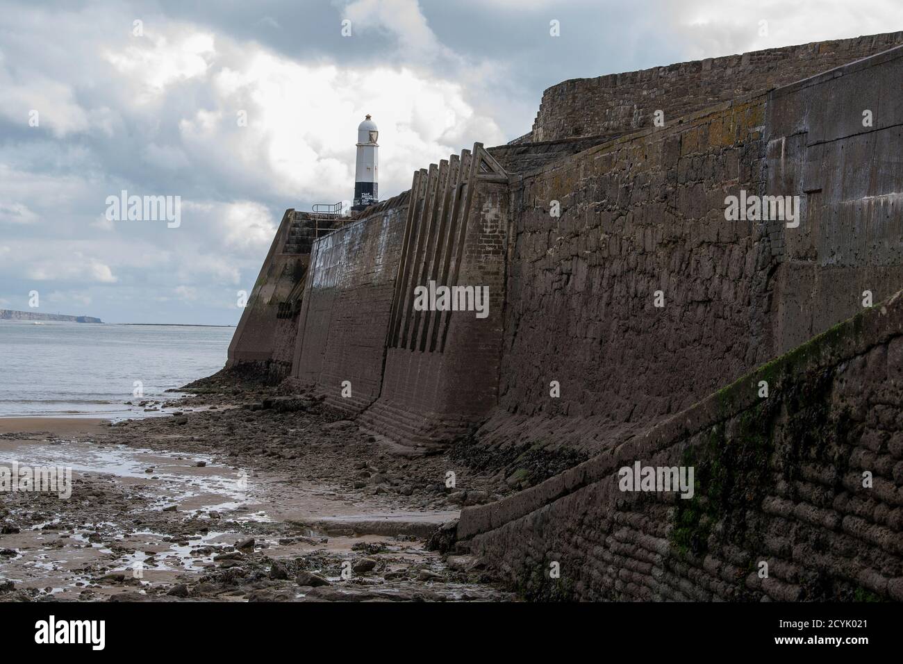 Low Tide au phare de Porthcawl et Breakwater. Pier/Breakwater Porthcawl pays de Galles Royaume-Uni Banque D'Images