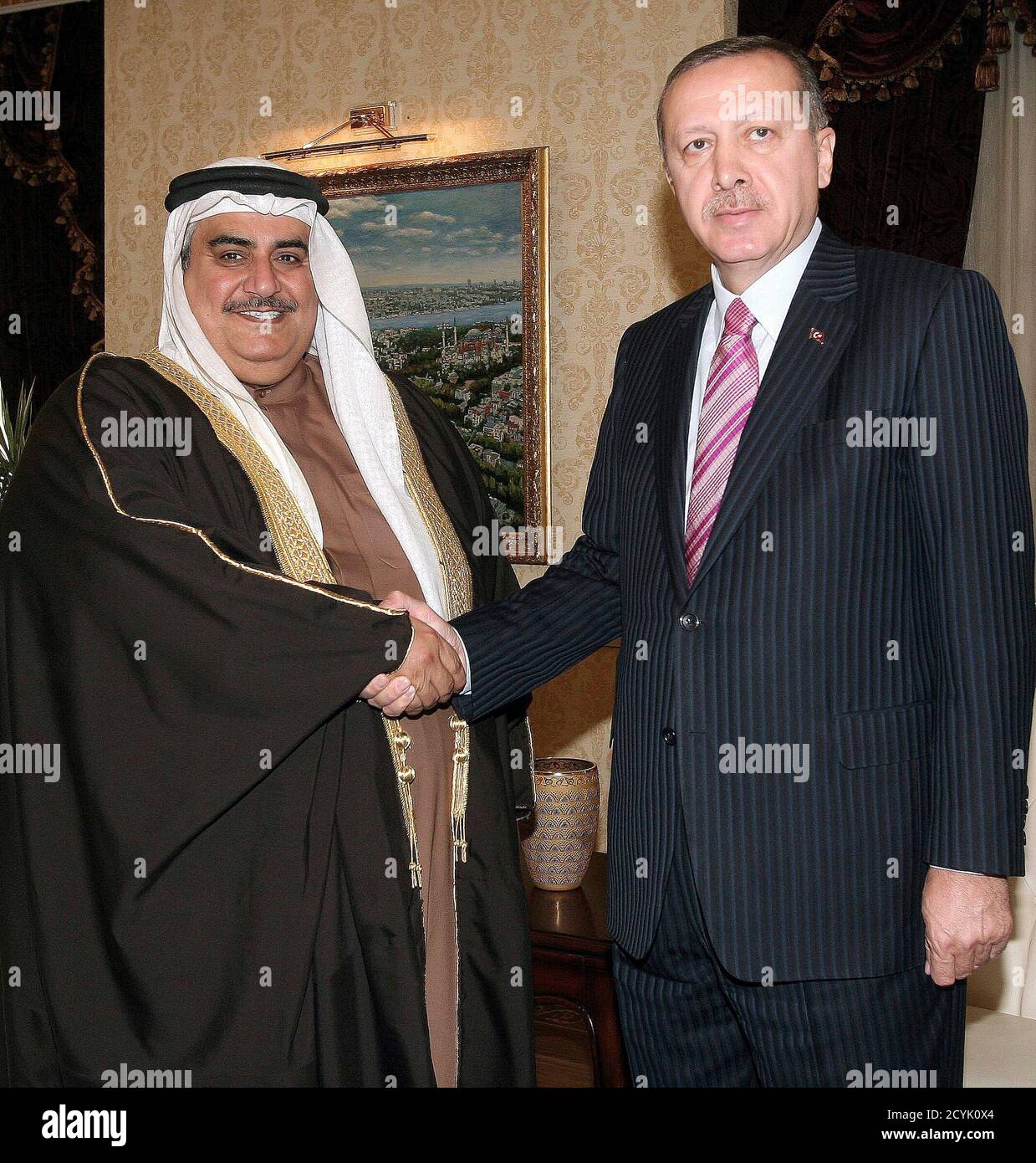Le ministre des Affaires étrangères de Bahreïn, le cheikh Khaled bin Ahmed al-Khalifa, et le Premier ministre turc, Tayyip Erdogan (R), posent avant une réunion à Ankara le 23 mars 2011. REUTERS/Adem Altan/Pool (TURQUIE - Tags: POLITIQUE) Banque D'Images