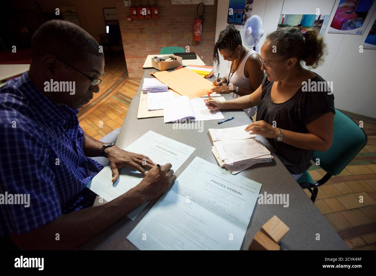 Des fonctionnaires travaillent dans un bureau de vote pour l'élection  présidentielle française de 2012 à remire-Montjoly, près de Cayenne, le 5  mai 2012. Samedi, des citoyens français d'outre-mer ont voté, tandis que