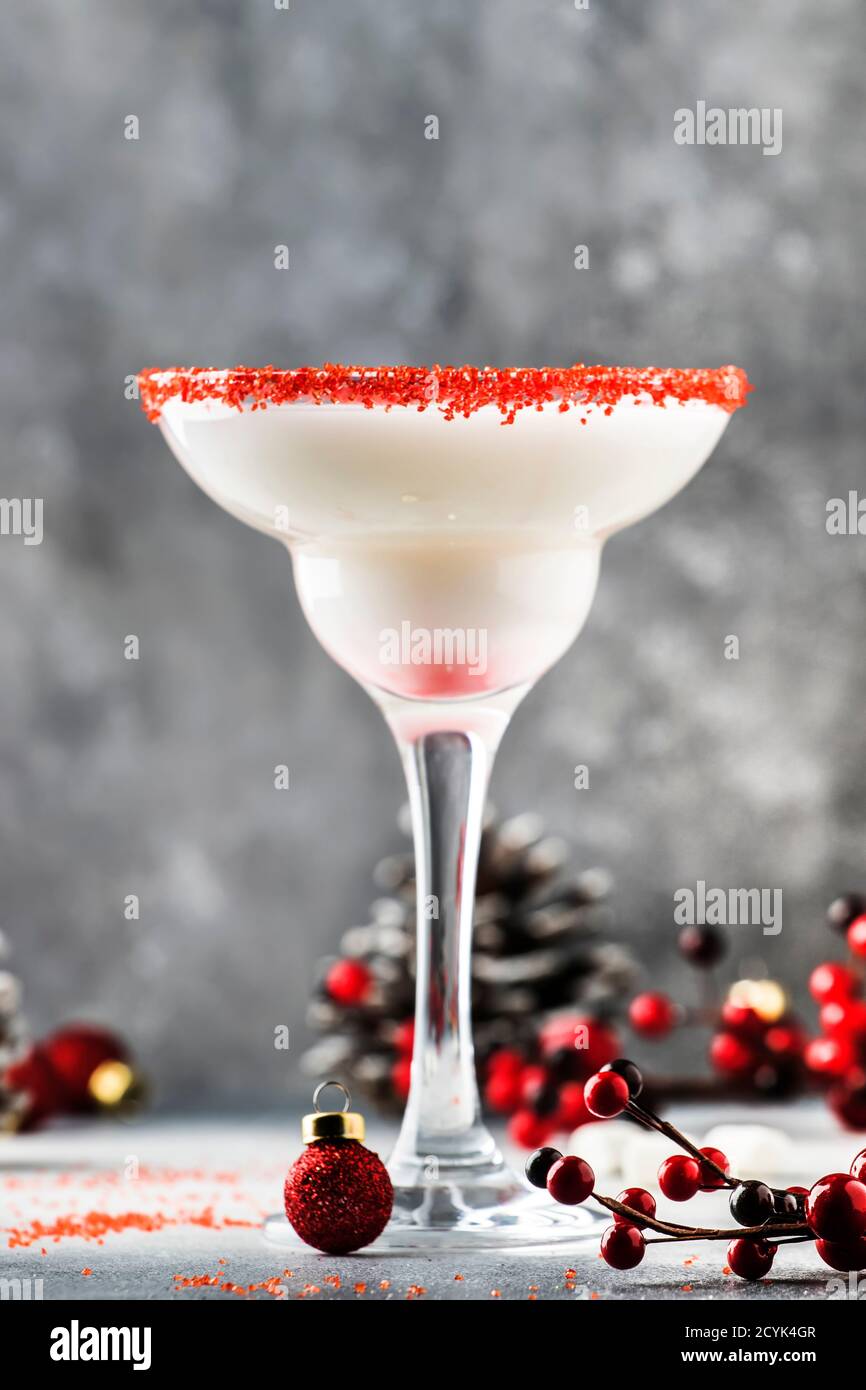 Cocktail alcoolisé de Noël ou du nouvel an avec rhum et crème, décor rouge  dans un cadre festif, espace copie Photo Stock - Alamy