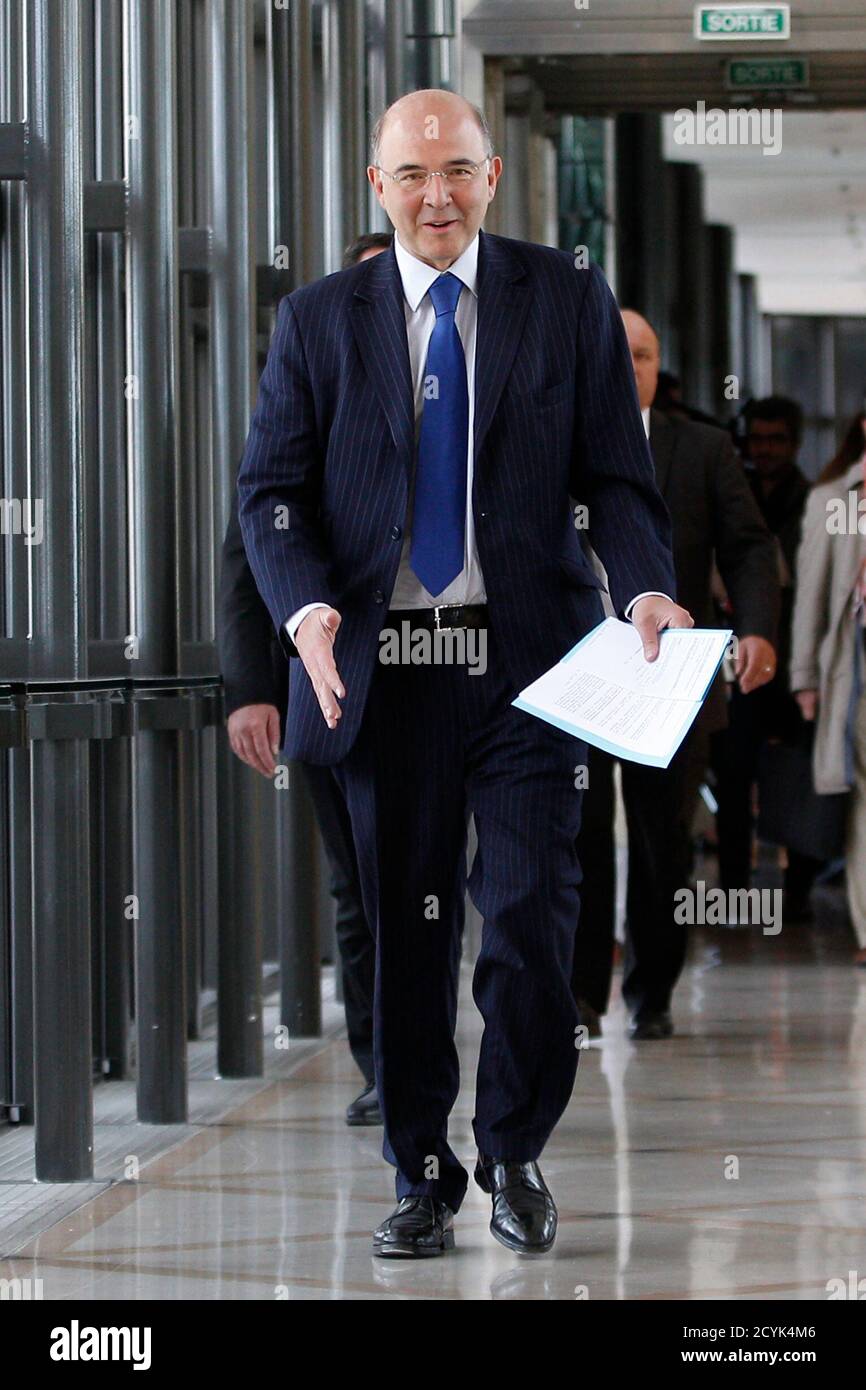 Le ministre français des Finances, Pierre Moscovici, arrive à une  conférence de presse au bâtiment du ministère de Bercy à Paris le 13 juin  2012. Moscovici a déclaré mercredi qu'il était nécessaire