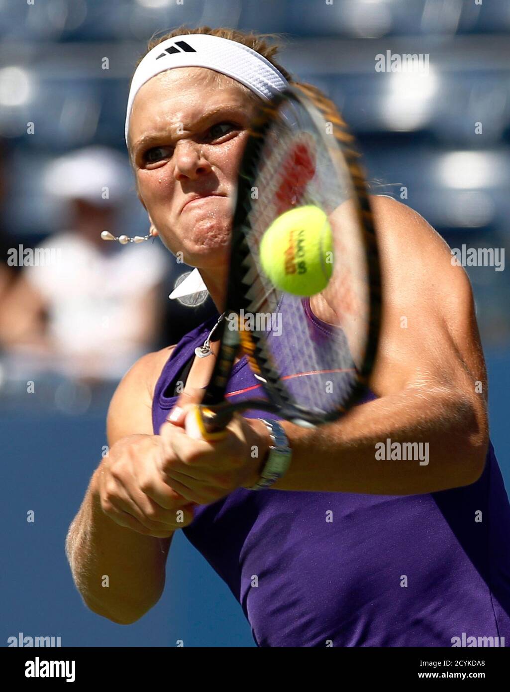 Melanie Oudin of the U.S. hits a return to Olga Savchuk of Ukraine during the U.S. Open tennis tournament in New York, August 30, 2010. REUTERS/Kevin Lamarque (UNITED STATES - Tags: SPORT TENNIS) Banque D'Images