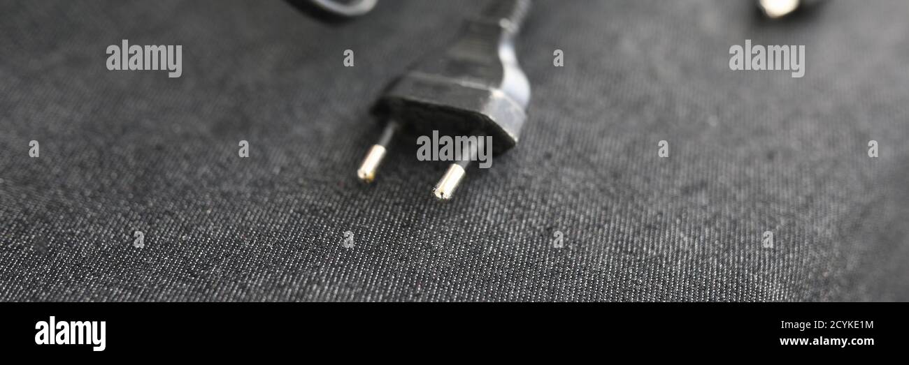 Le chargeur avec fiche se trouve sur la table Banque D'Images