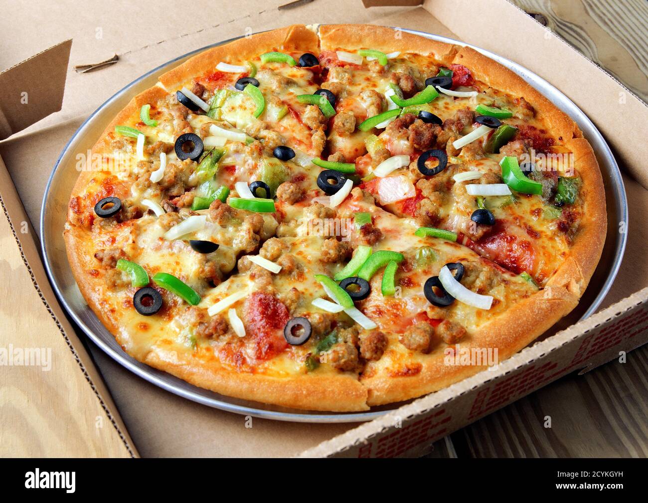 Merveilleuse photographie de pizza savoureuse - table en bois, restaurant, hôtel pour le numérique, menu, affiches, papier, flyers, impression offset pour fond de page. Banque D'Images
