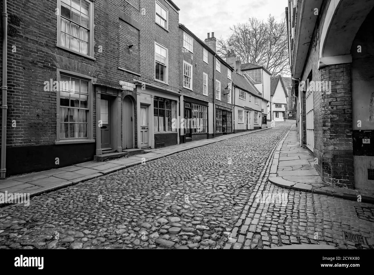 Une photo en noir et blanc d'une vue sur Elm Hill dans la ville de Norwich, Norfolk. Datant de l'époque médiévale, cette rue pavée est la plus ancienne et la plus célèbre du Norwich. Banque D'Images