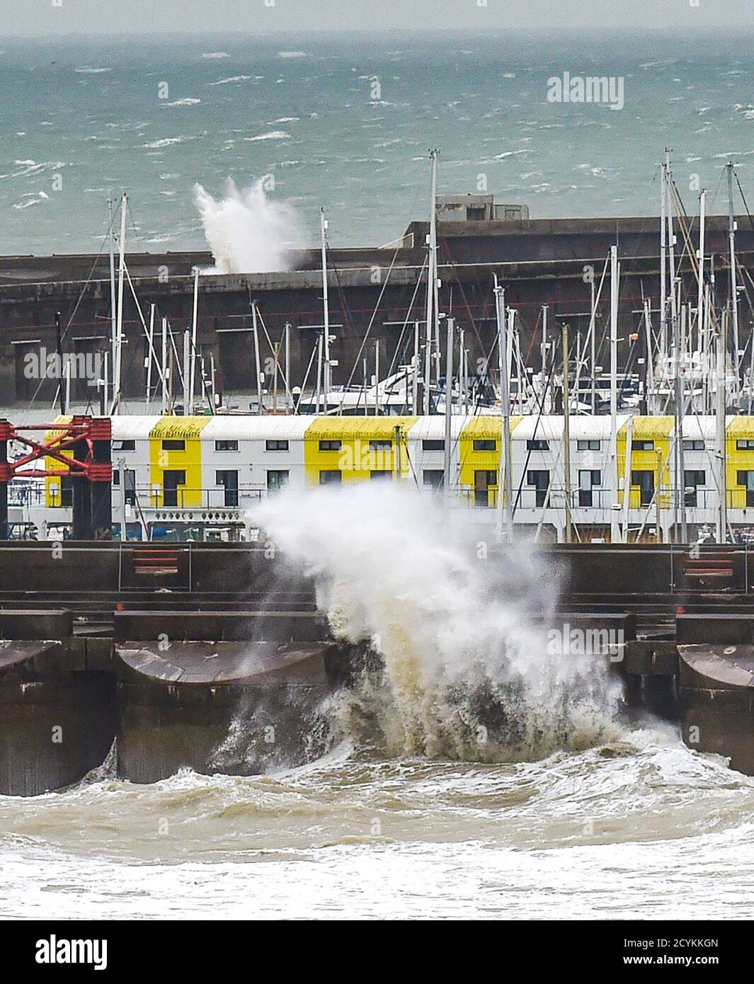 Brighton UK 2 octobre 2020 - Waves crash au-dessus de Brighton Marina comme Storm Alex balaie à travers la Grande-Bretagne apportant de forts vents et de la pluie en particulier dans les régions du sud : crédit Simon Dack / Alay Live News Banque D'Images