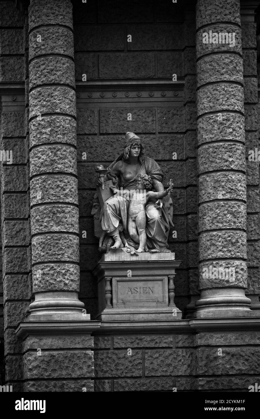 Wien, Autriche - scène dramatique d'une statue de l'Asie au Musée d'Histoire naturelle de Vienne, en noir et blanc Banque D'Images