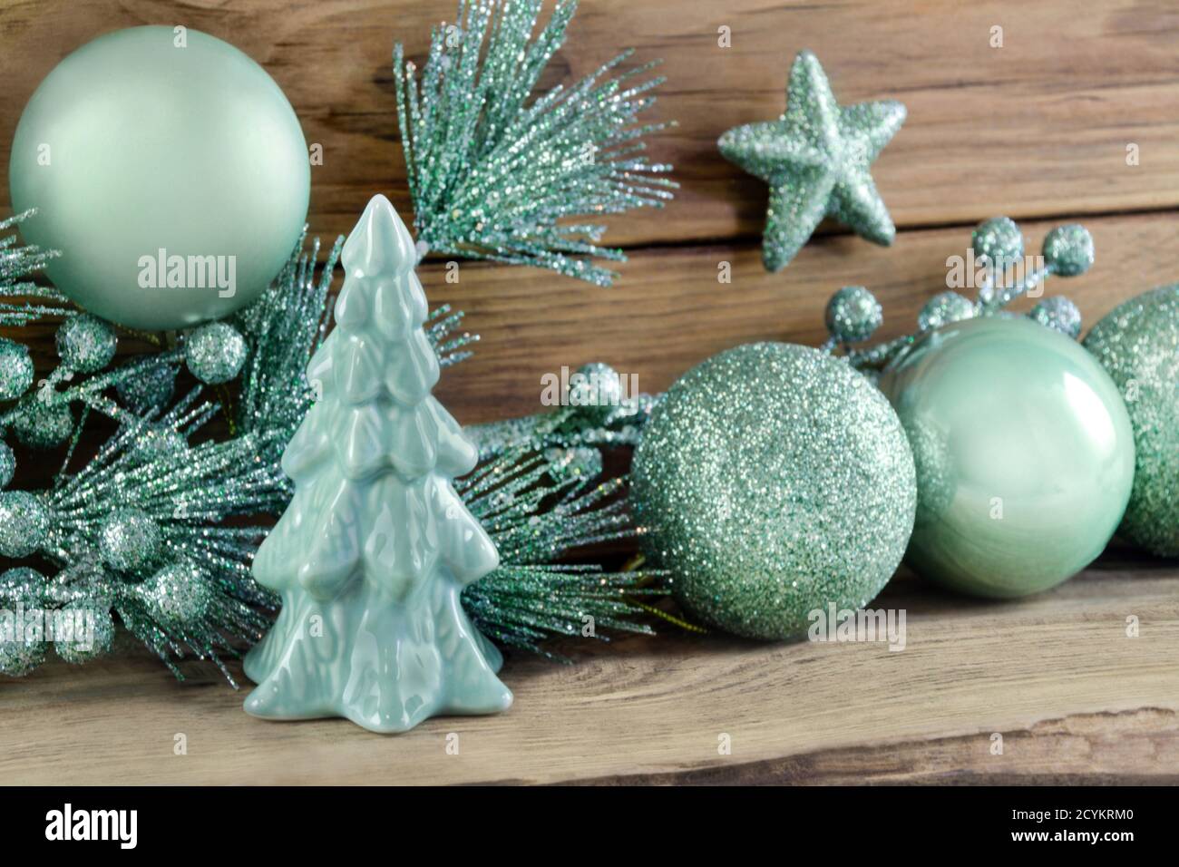 Décoration de Noël verte sur fond de bois Banque D'Images