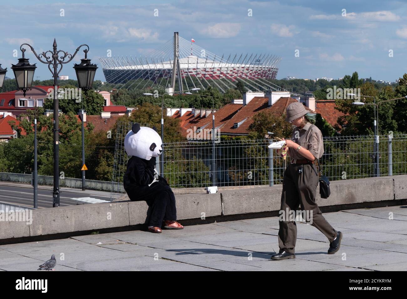 Vue extérieure du Stade National de Varsovie, Pologne, Europe et homme vêtu d'un costume de panda pour les touristes Banque D'Images